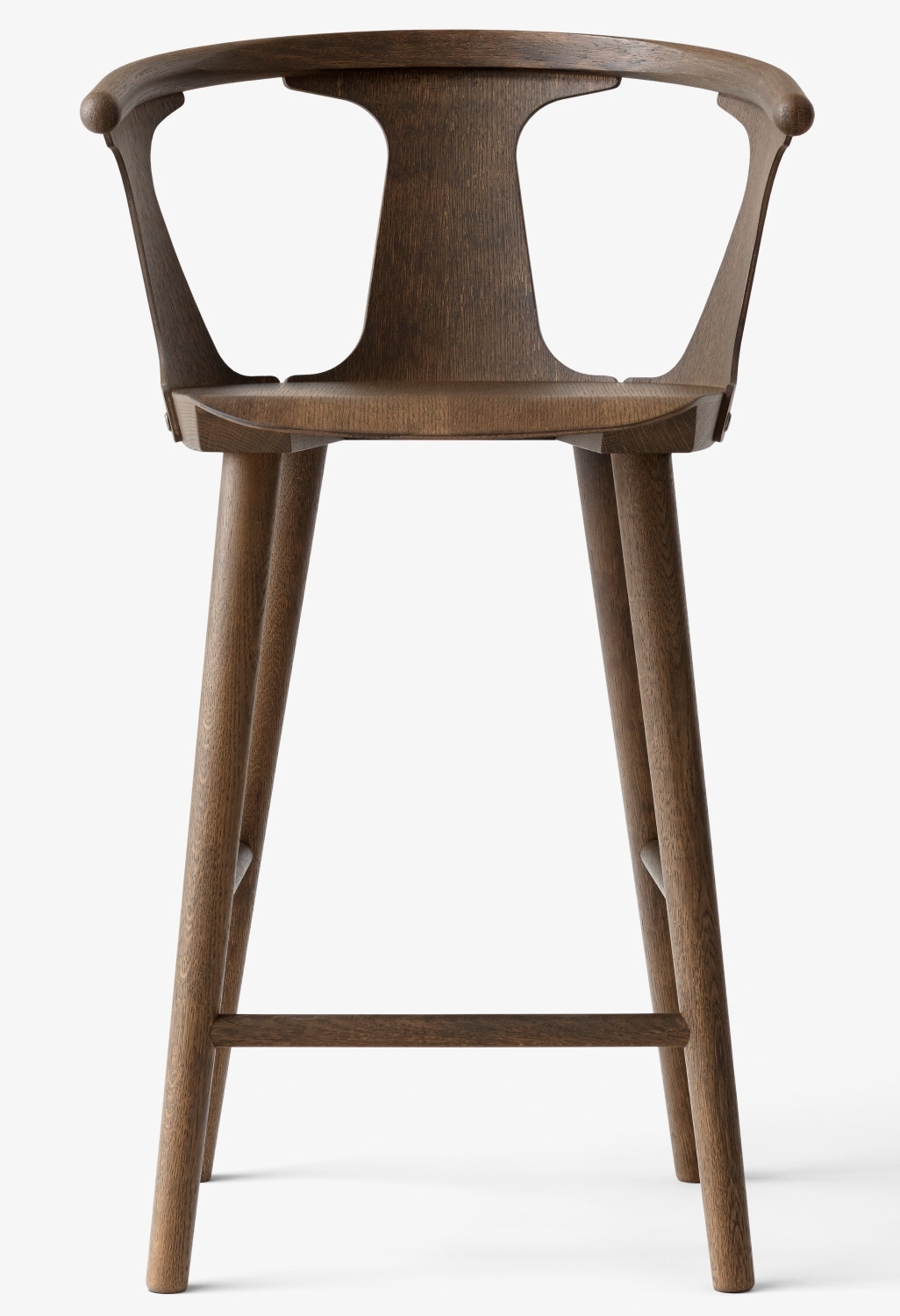 Frontansicht des In Between Barhockers SK9 von AndTradition aus dunklem Holz.