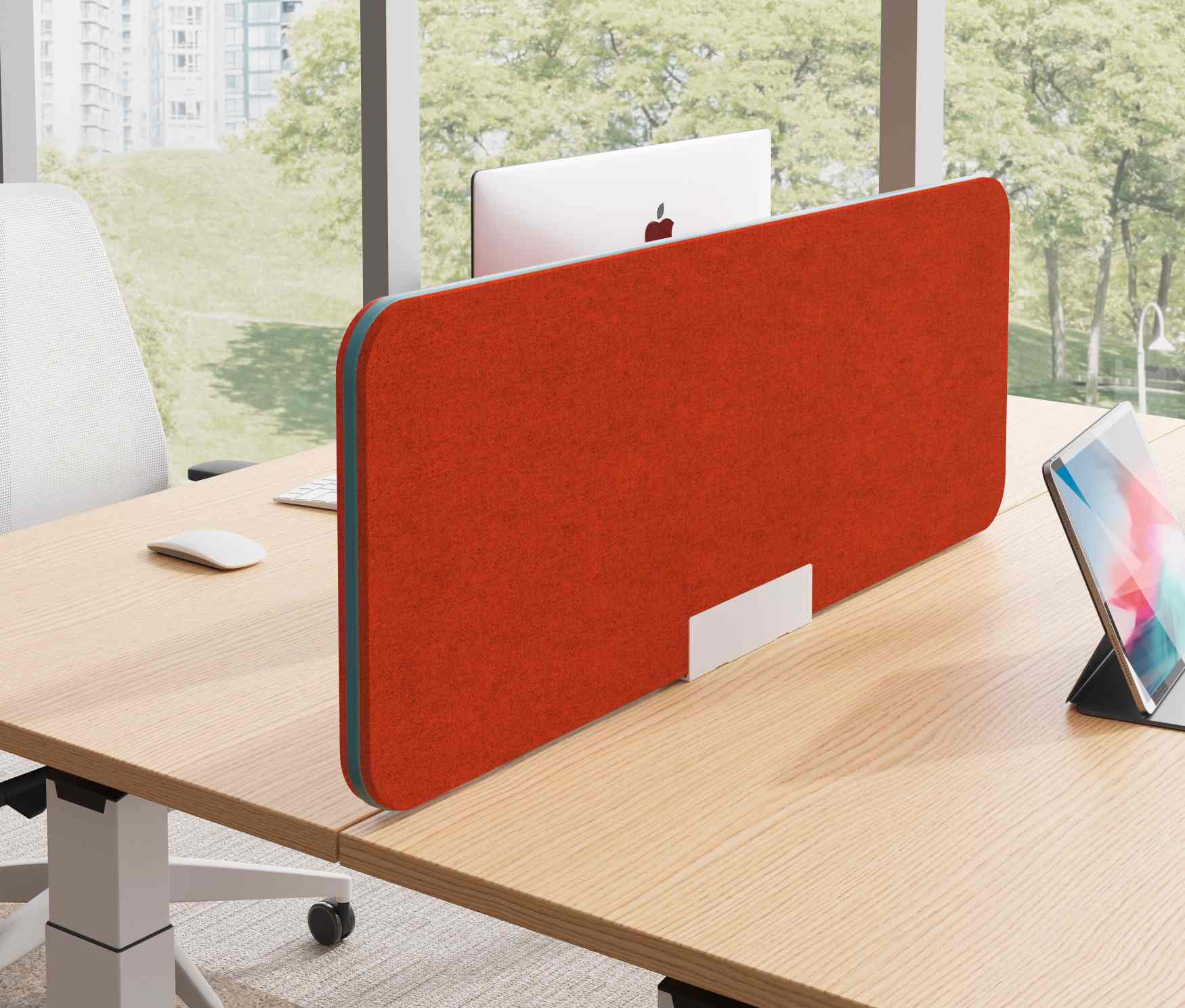 Terio Plus Akustikpaneel von Palmberg in Orange auf einem Bürotisch mit Laptop und Tablet.