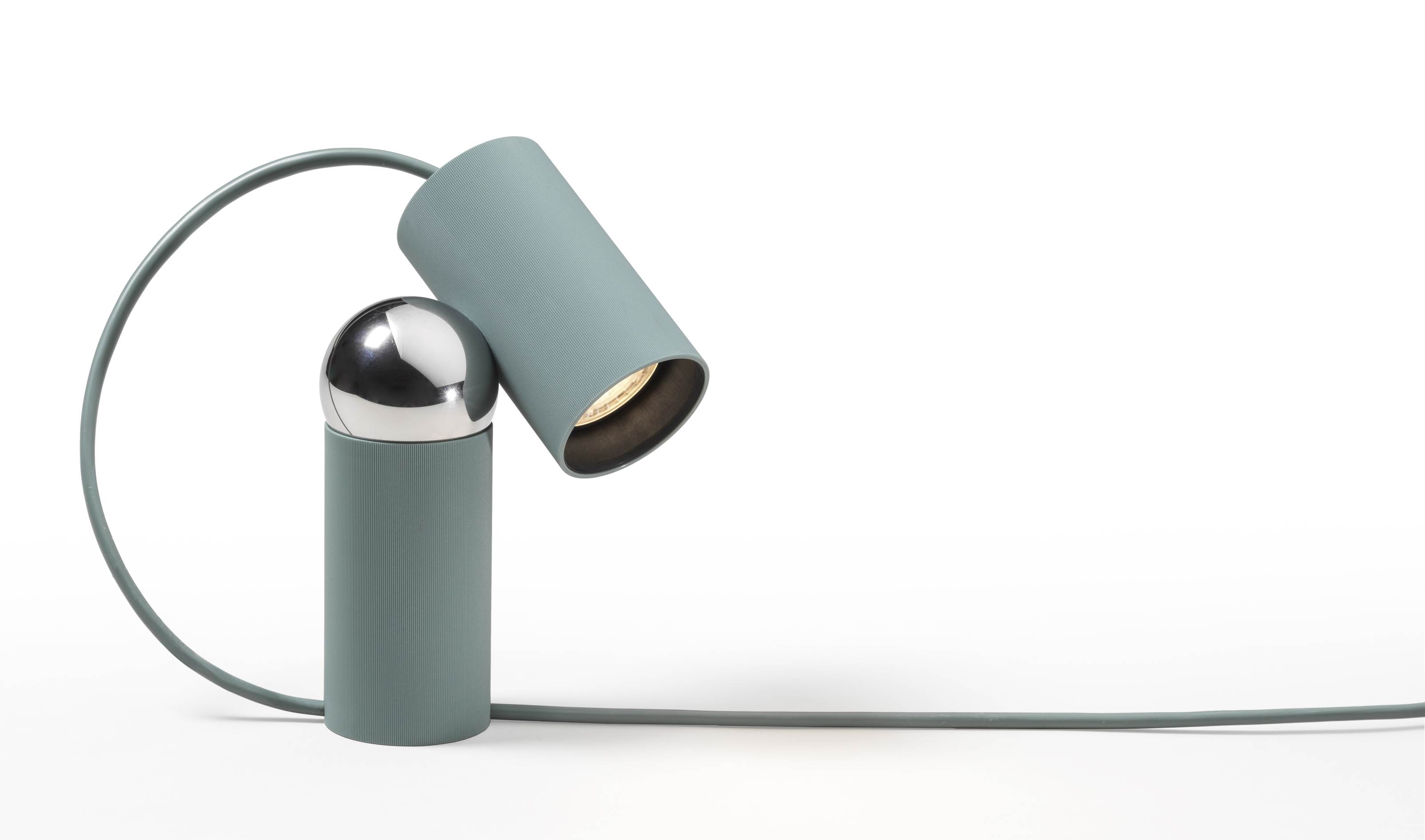 Bilboquet Tischleuchte in Salbei: Moderne Schreibtischlampe mit verstellbarem Lichtkopf und chromfarbener Kugel.