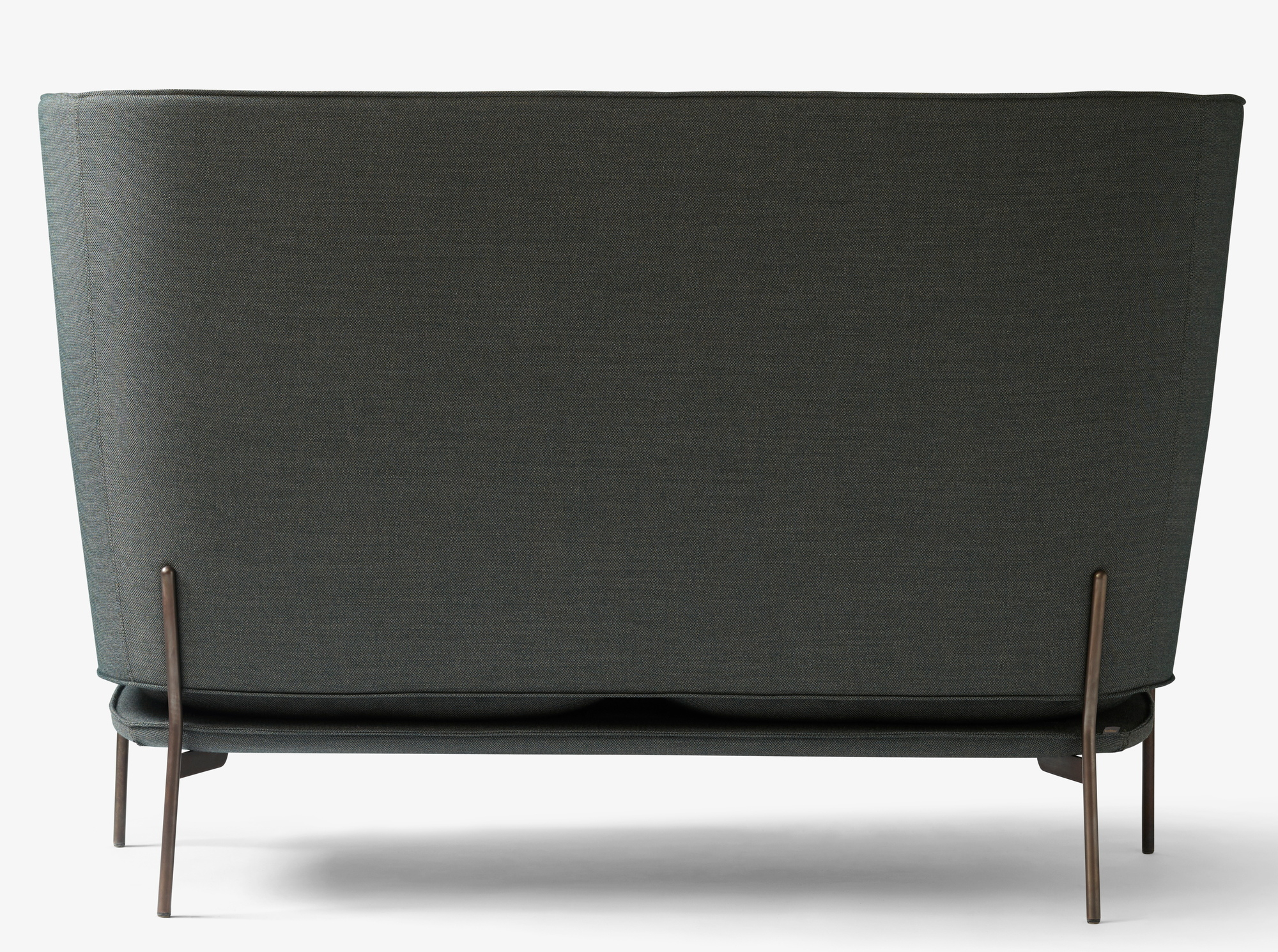 Rückansicht des Cloud Sofas: Modernes 2-Sitzer Sofa mit hoher Rückenlehne und dunklem Stoffbezug.