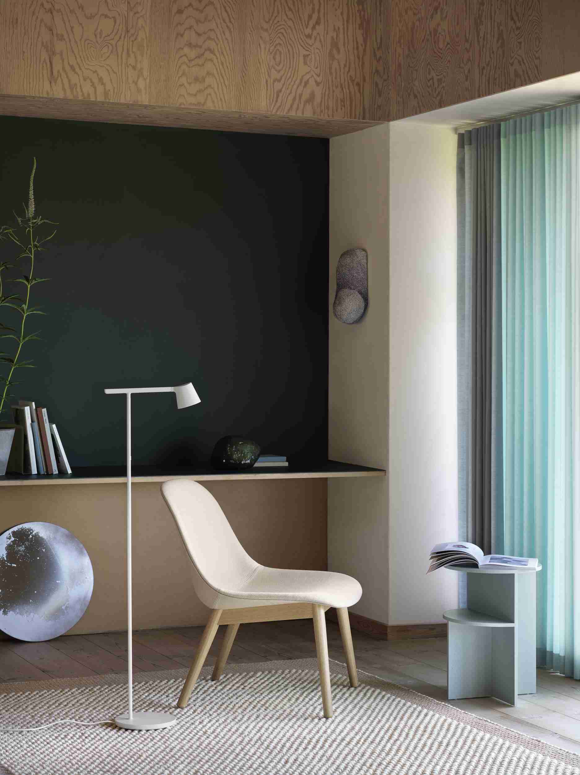 Moderne, graue Tip Floor Lamp Stehleuchte von Muuto im stilvollen Wohnambiente mit Sessel und Dekoration.