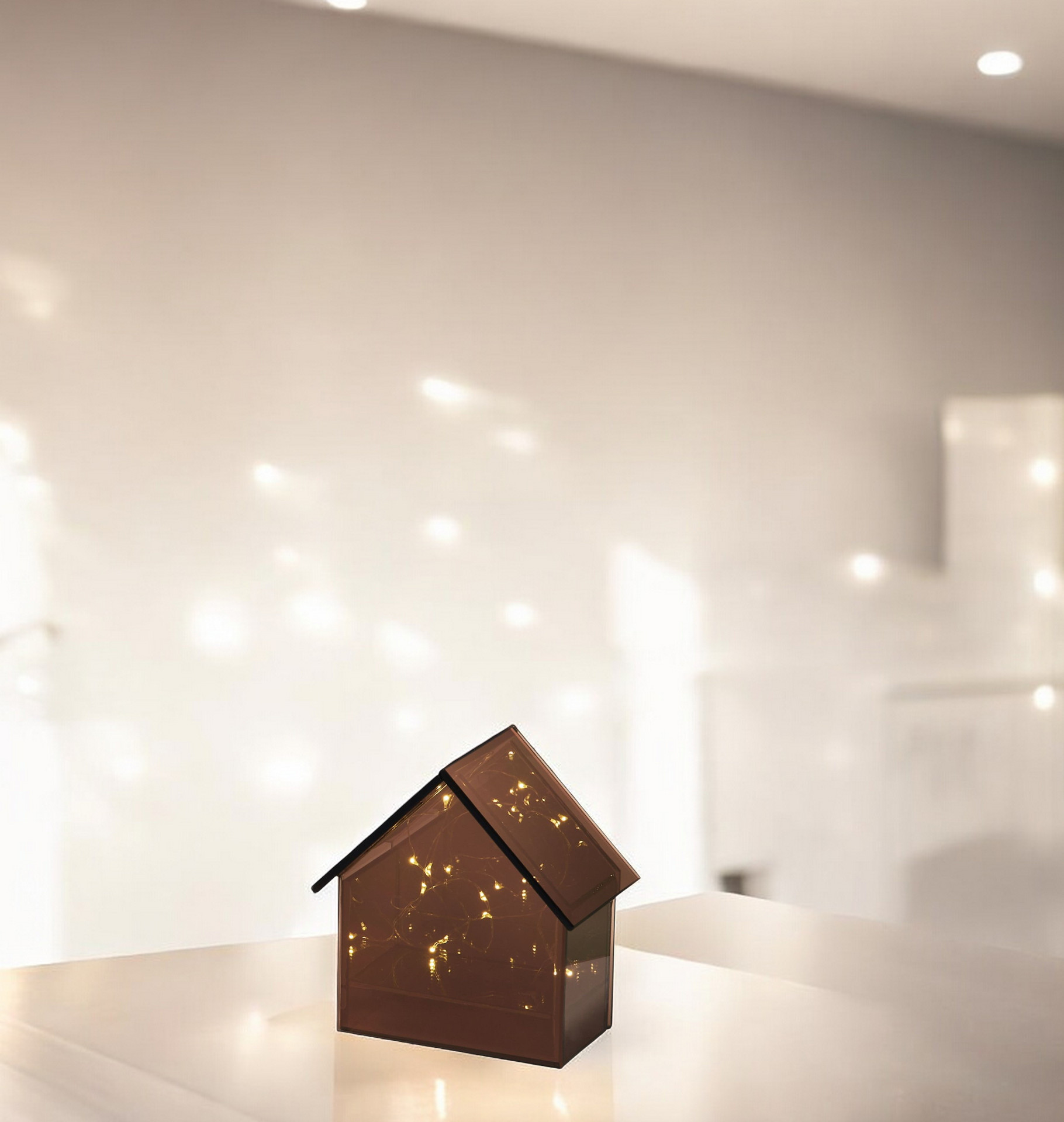 Light House Philippi: Dekorative Haus-Leuchte aus braunem Glas mit warmweißen LED-Lichtern im Inneren. Einzigartiges Wohnaccessoire.