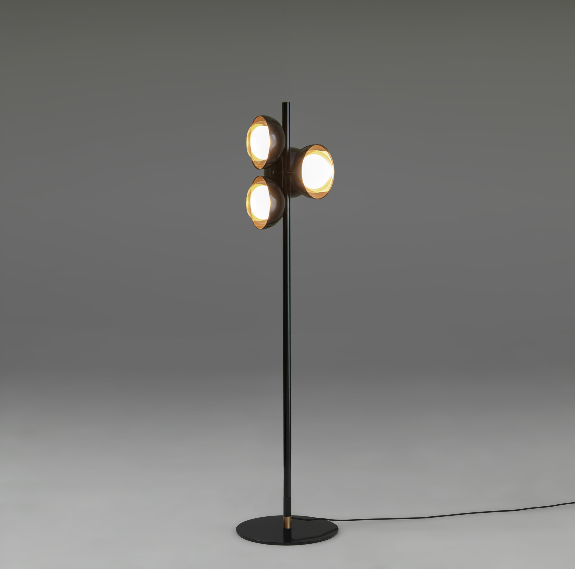 Schwarze Muse Stehleuchte mit drei runden, leuchtenden Lampenschirmen für Wohnzimmer und Schlafzimmer.