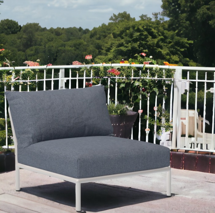 Level 2 Lounge Chair: Grauer Outdoor Sessel mit weißem Rahmen auf Terrasse.
