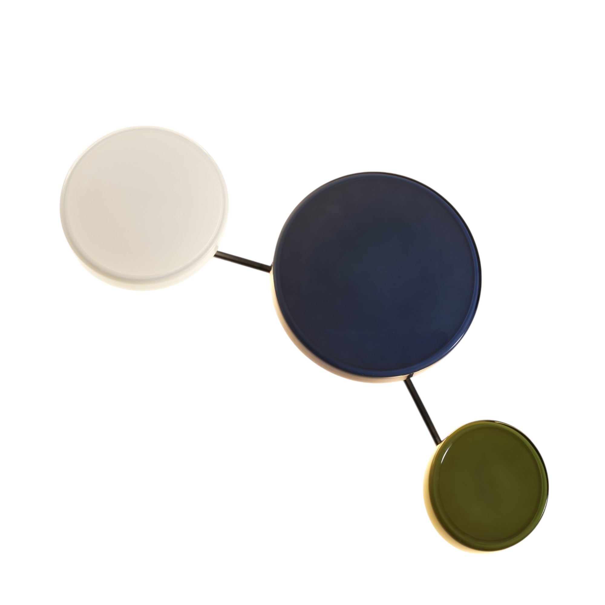 Caramel Wandleuchte von Marset: Detailansicht der Lampe mit drei farbigen, runden Leuchten.