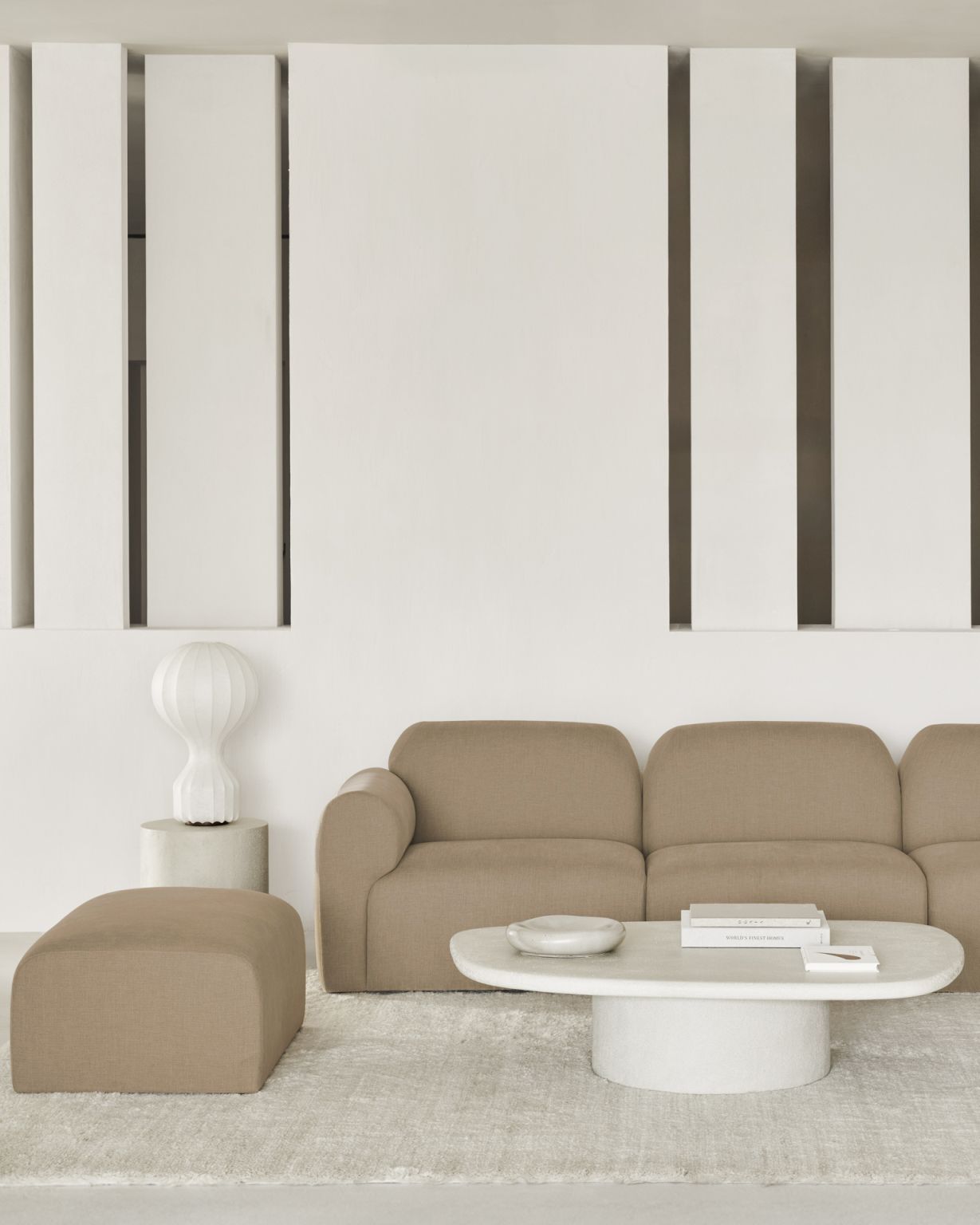 Bulky Modulsofa in Light Sepia mit Ottomane rechts von Ethnicraft. Gemütliches Wohnzimmer-Interieur.