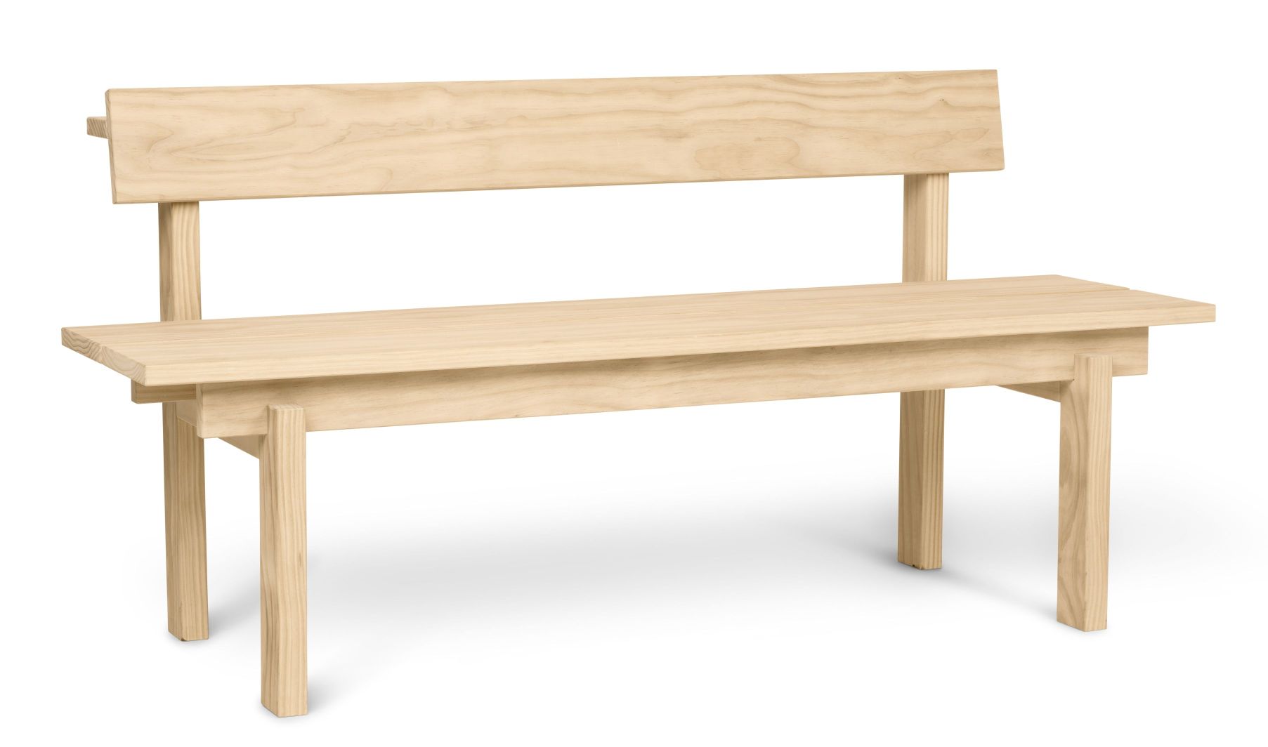 Helle Holzbank, Peka Bank von Ferm Living, mit Rückenlehne, für Garten und Terrasse.