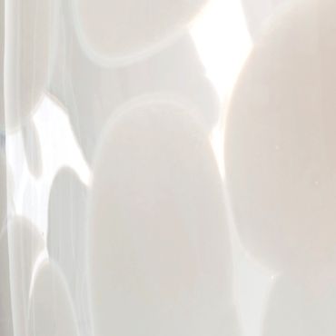 Detailaufnahme: Weiße Kristall Tischleuchte mit organischen Formen, moderne Lampe für Wohnzimmer und Schlafzimmer.