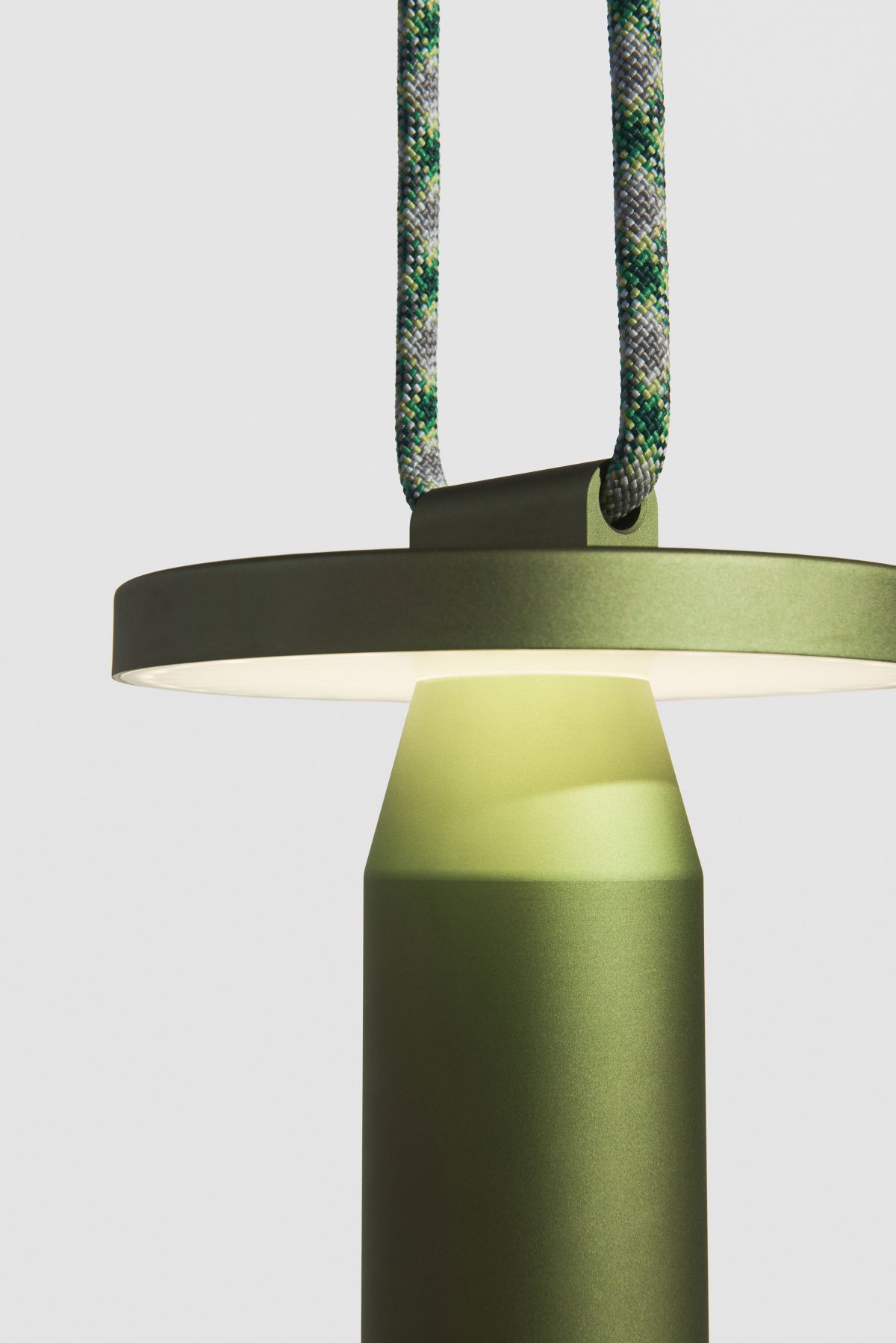 Detailaufnahme: Quasar Nomad Lampe in Hellgrün mit grau-grüner Kordel, Akkuleuchte.