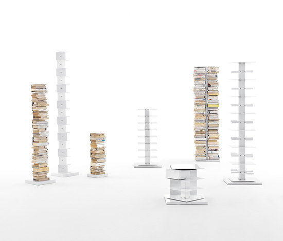 Ptolomeo x4 Bücherregal: Drehbare Design Bücher- und CD-Säule von Opinion Ciatti in Weiß.