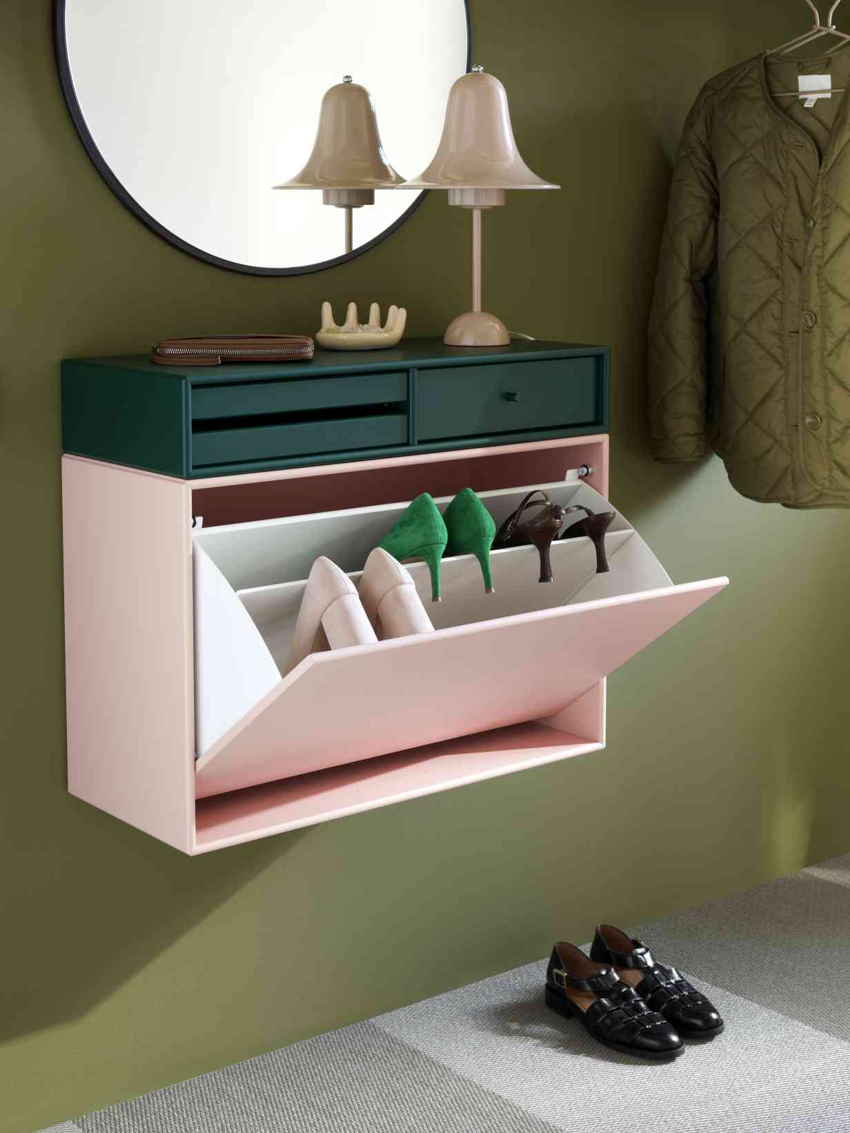 Runder Spiegel "Montana Rosehip" mit farbigem Rahmen, Teil einer modernen Garderobe mit Schuhschrank und Dekoration.