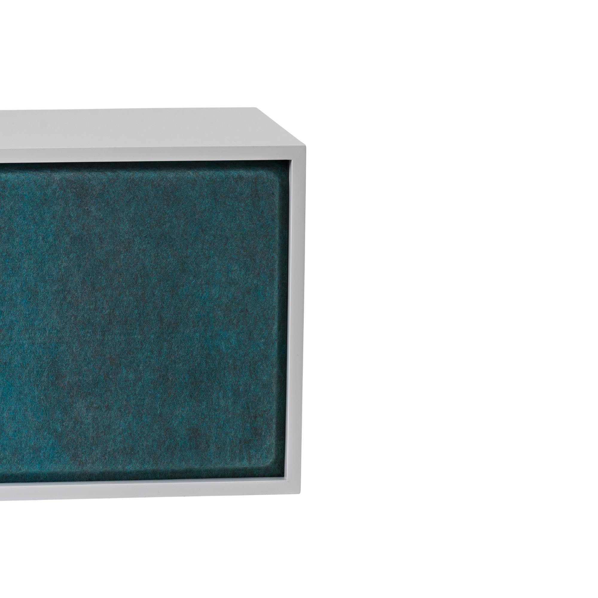 Nahaufnahme des Muuto Stacked Regals mit schwarzem Akustikpaneel zur Schallabsorption.