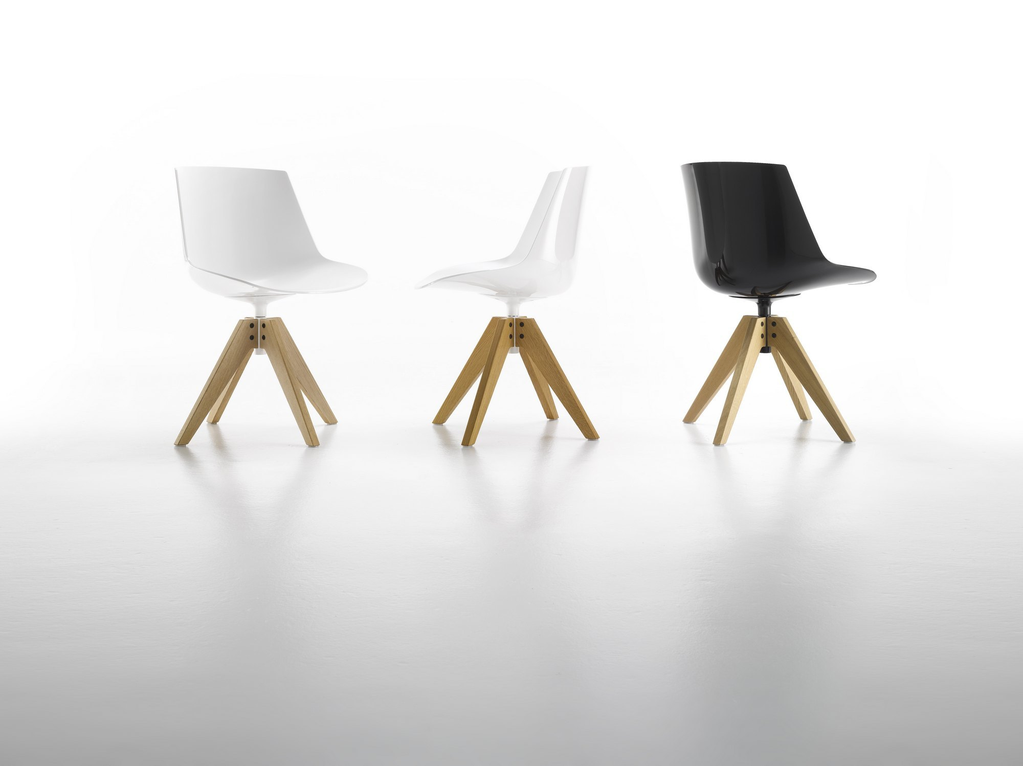 Drei Flow Chair Stühle mit Eiche Vierfußgestell in Weiß und Schwarz. Design Stühle.