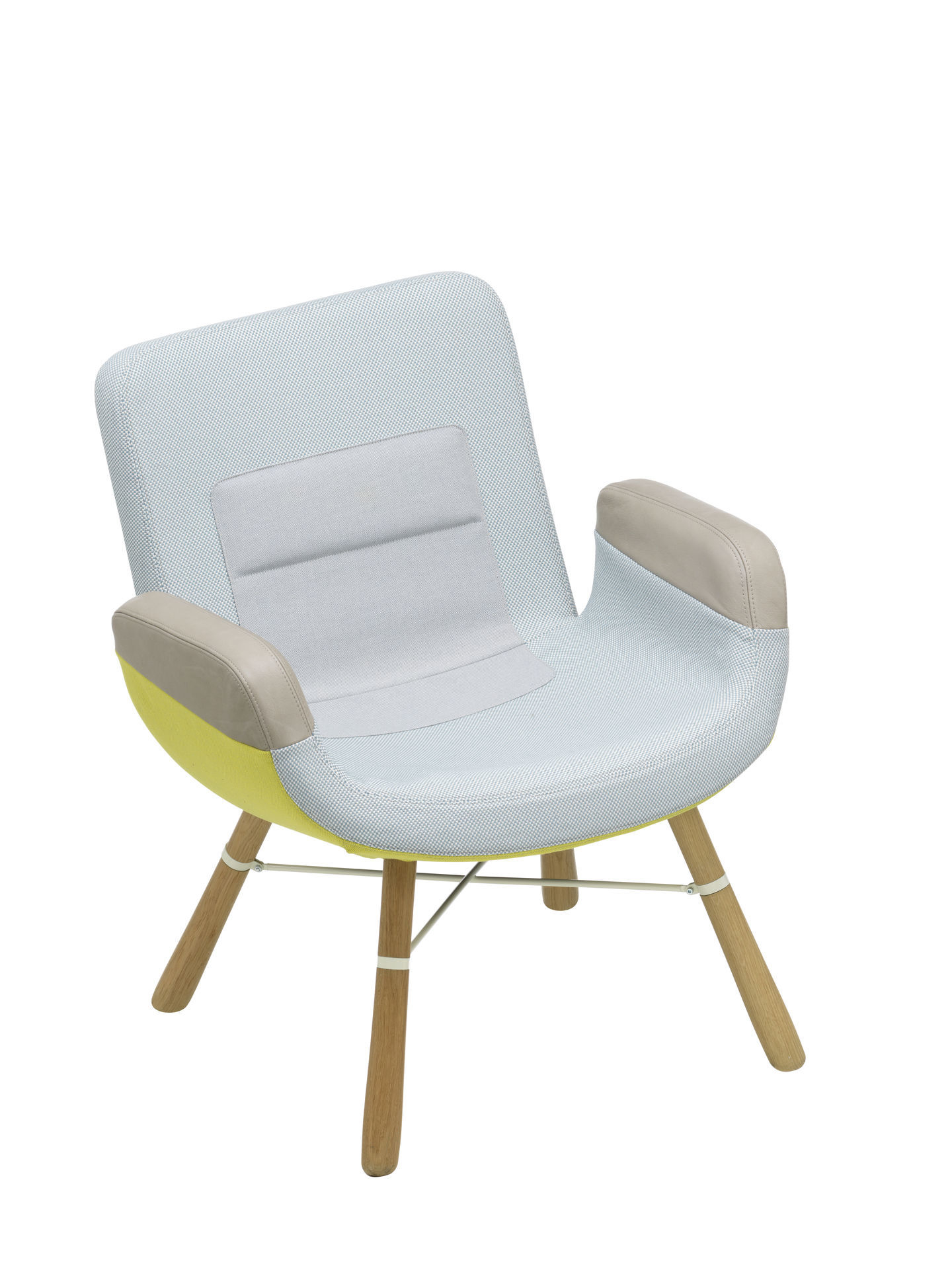 East River Chair von Vitra: Moderner Sessel mit hellblauem Bezug, gelbem Akzent und Holzbeinen.