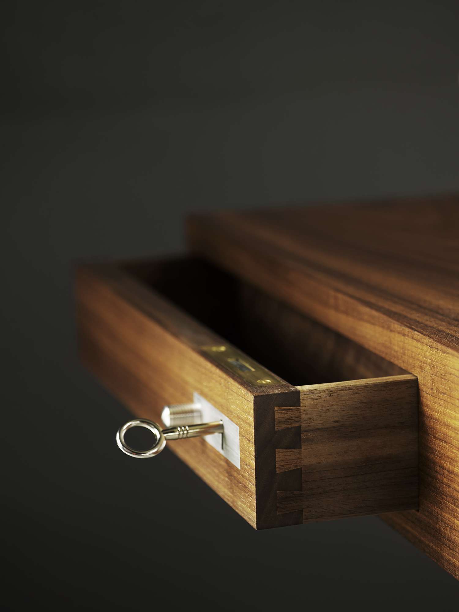 Detailaufnahme des CH110 Tisches von Carl Hansen & Søn mit geöffneter Schublade und Schlüssel.