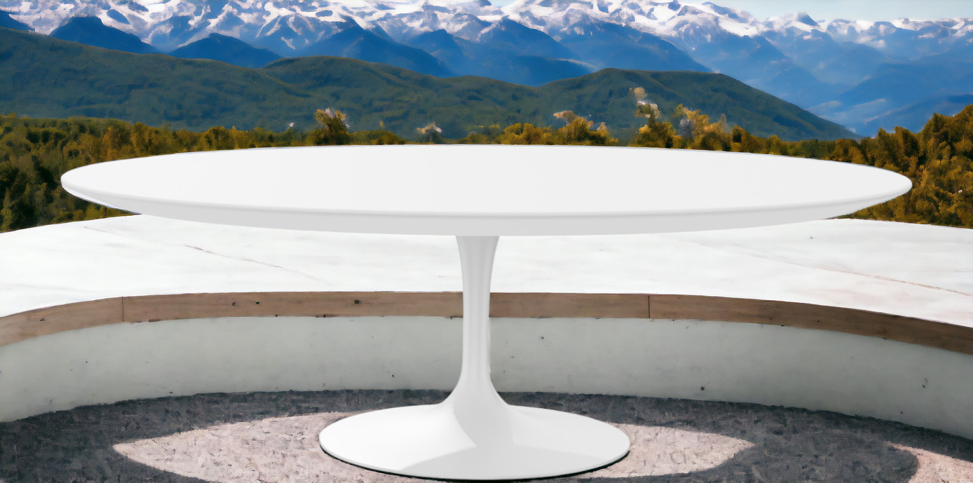 Weißer Saarinen Couchtisch von Knoll International, runder Outdoor Tisch mit zentralem Fuß vor Bergpanorama.