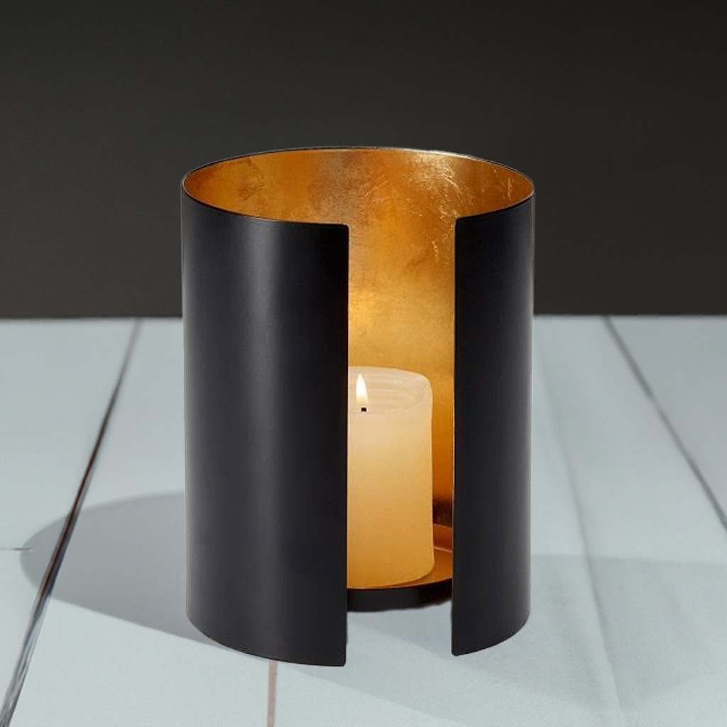 ISABELLE Kerzenhalter: Schwarzer, zylindrischer Kerzenständer mit Blattgold-Innenseite und brennender Kerze. Dekorative Beleuchtung für Wohnambiente.