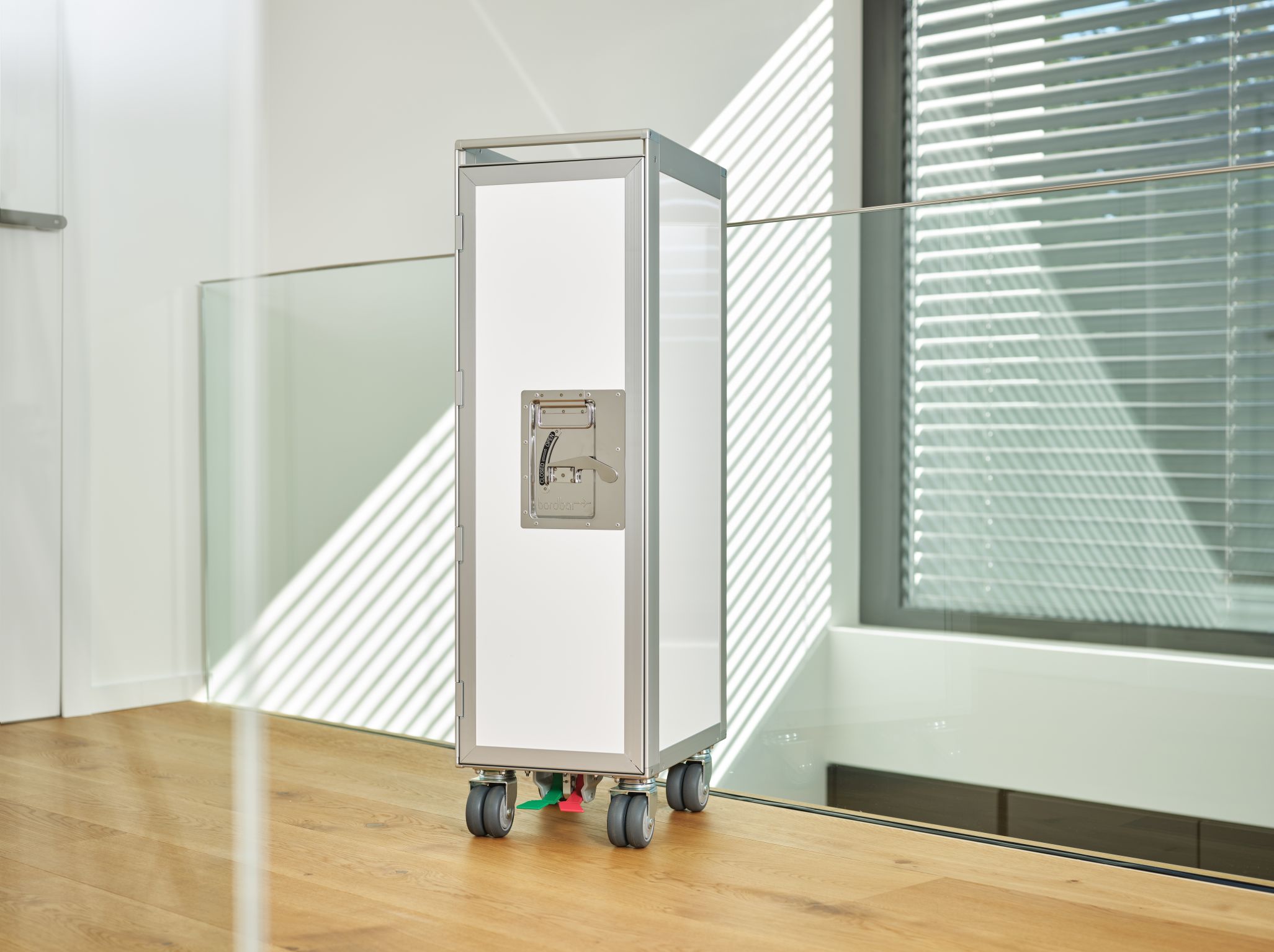 Onecolor Flugzeugtrolley, Bordbar mit transparenter Tür, auf Rollen, für stilvolle Aufbewahrung und Transport.
