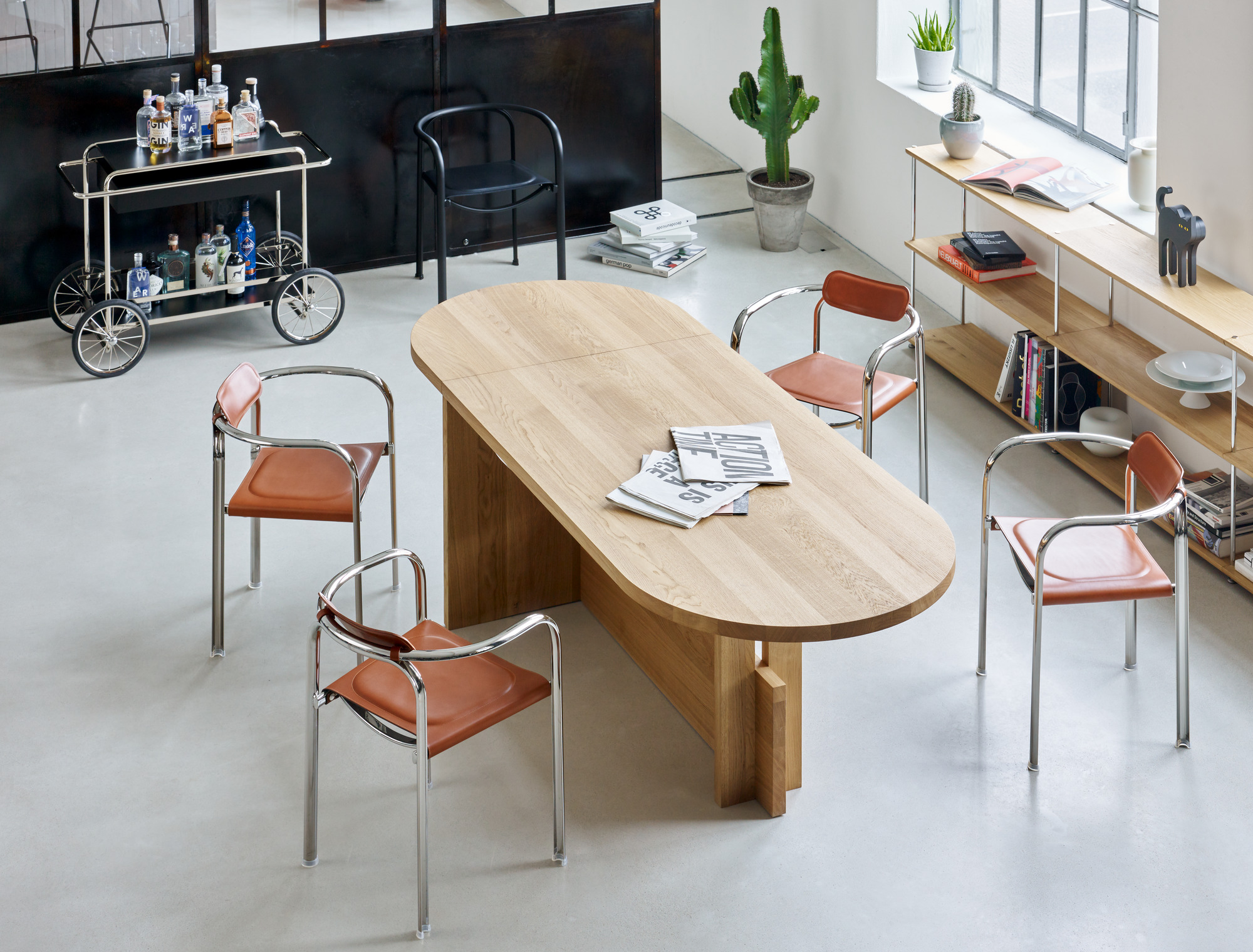 Esszimmer mit Tecta Split Chair Stühlen in Braun und Holztisch, modernes Möbeldesign.