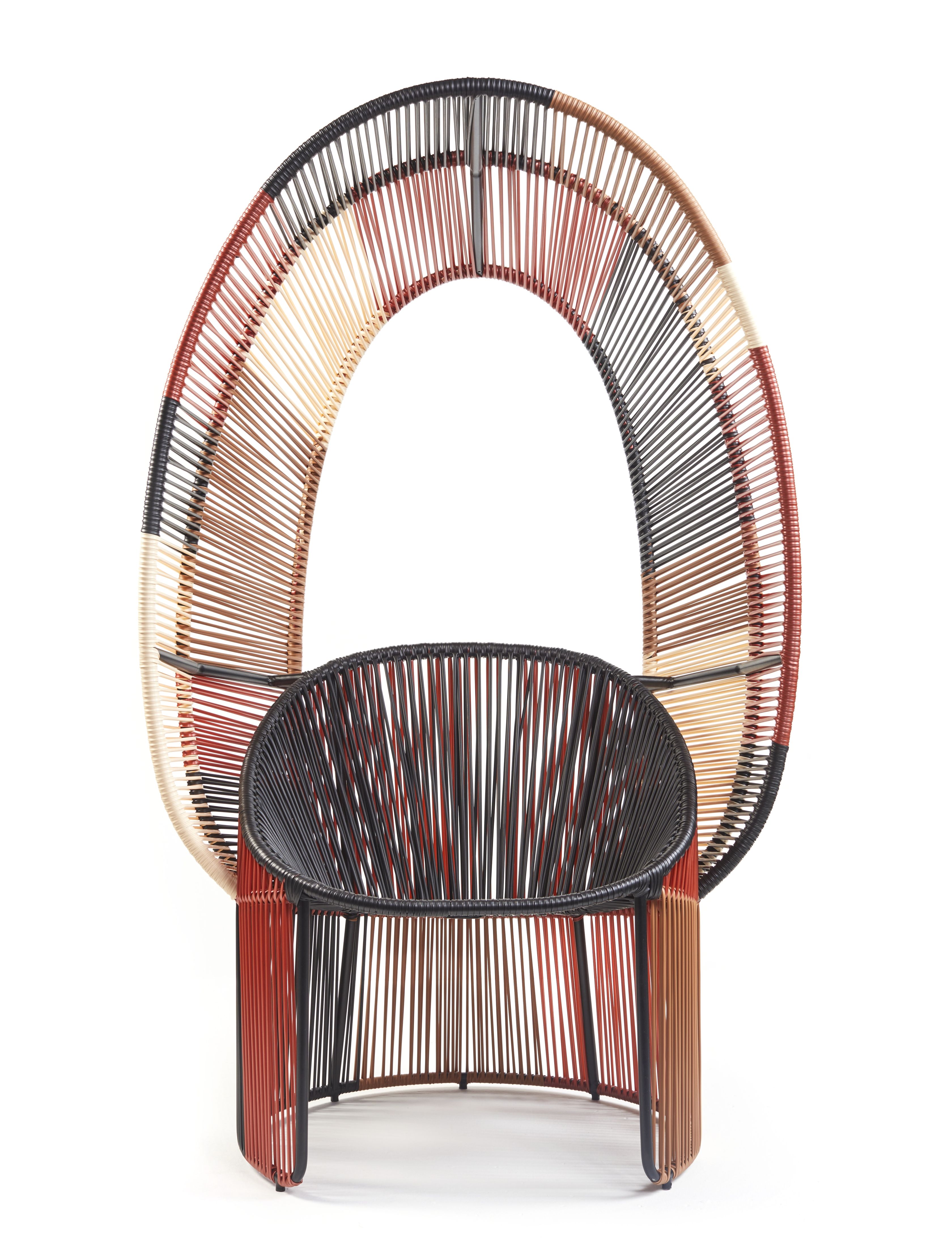 Cartagena Reina Stuhl: Moderner Outdoor-Sessel aus farbigem Kunststoffgeflecht, ideal für Garten und Terrasse.