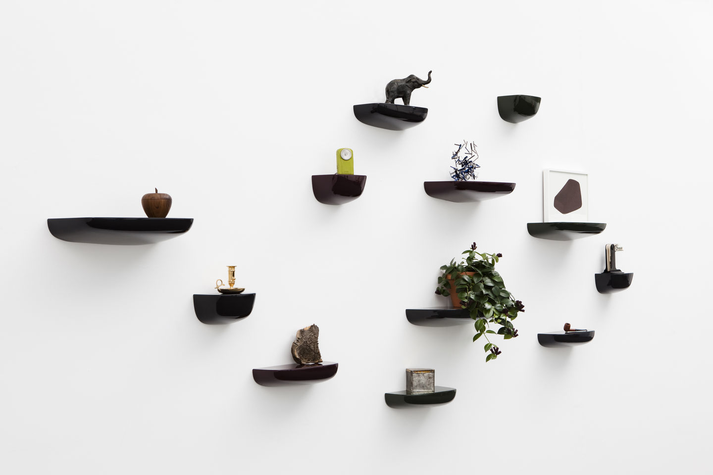 Wandinstallation mit mehreren Corniches Wandboards von Vitra in verschiedenen Farben und mit Deko.