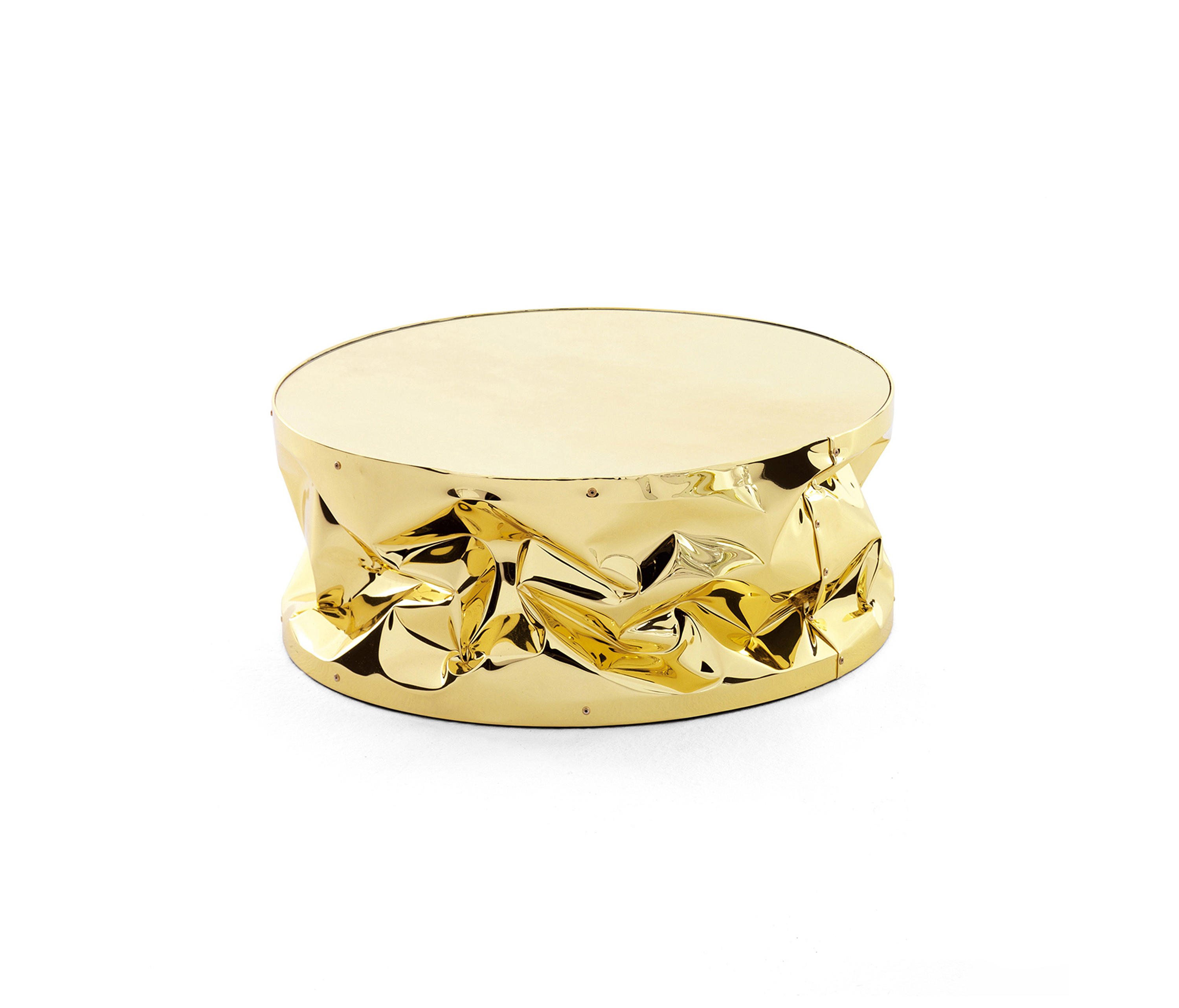Goldener Tab.ulino Couchtisch von Opinion Ciatti mit zerknitterter Optik und runder Tischplatte.