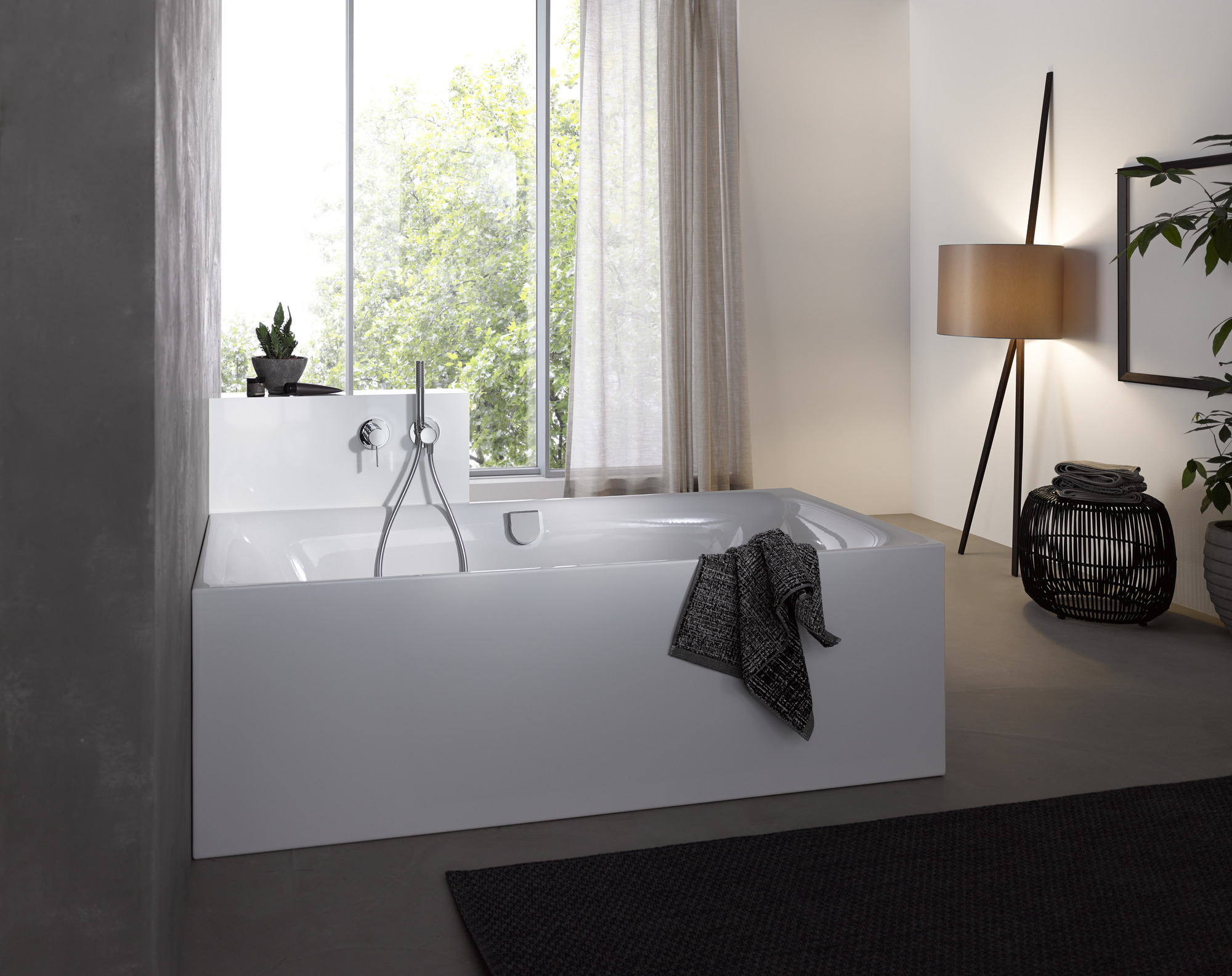 Luca Lean Anlehnleuchte von Maigrau: Stehleuchte aus geräucherter Eiche und bronzegrauem Metall im modernen Badezimmer.