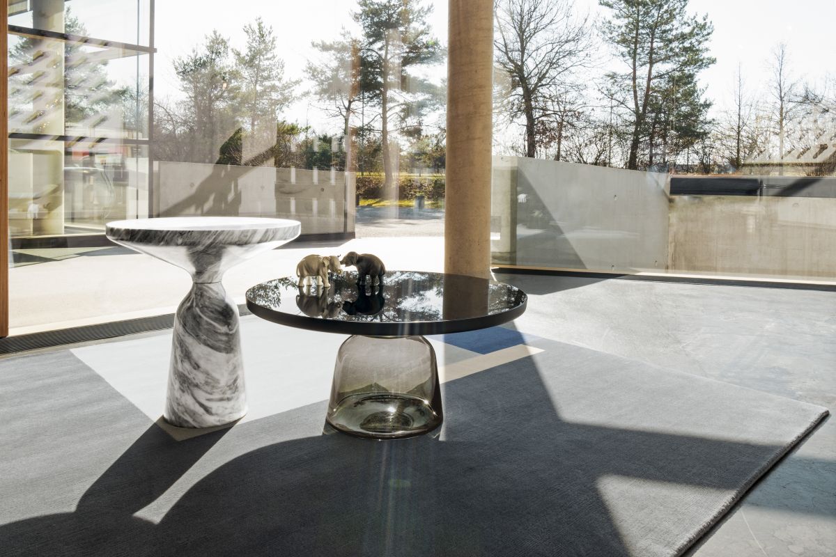 Grauer Roquebrune Teppich von ClassiCon, 300x300 cm, im modernen Wohnraum mit Designermöbeln.