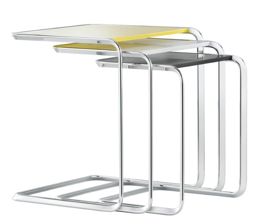 K3A Satztische Tetca: Drei unterschiedlich hohe, farbige Beistelltische mit Chromgestell.