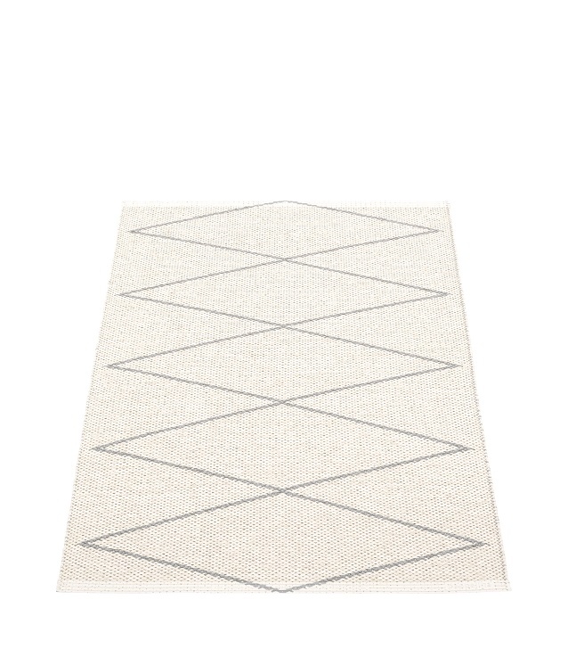 Max Kunststoffteppich von Pappelina, 70x100 cm, mit grauem Rautenmuster auf beigem Grund.