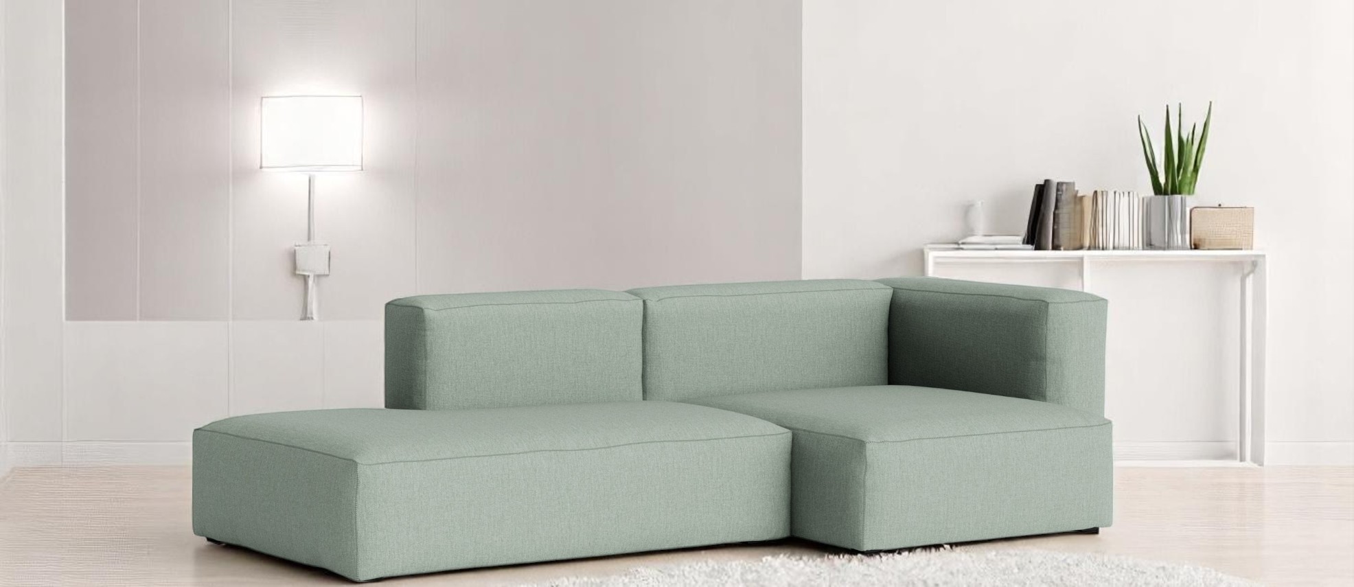 Mags Sofa 2,5-Sitzer in hellgrünem Linara Stoff. Modernes Sofa mit Armlehne rechts.