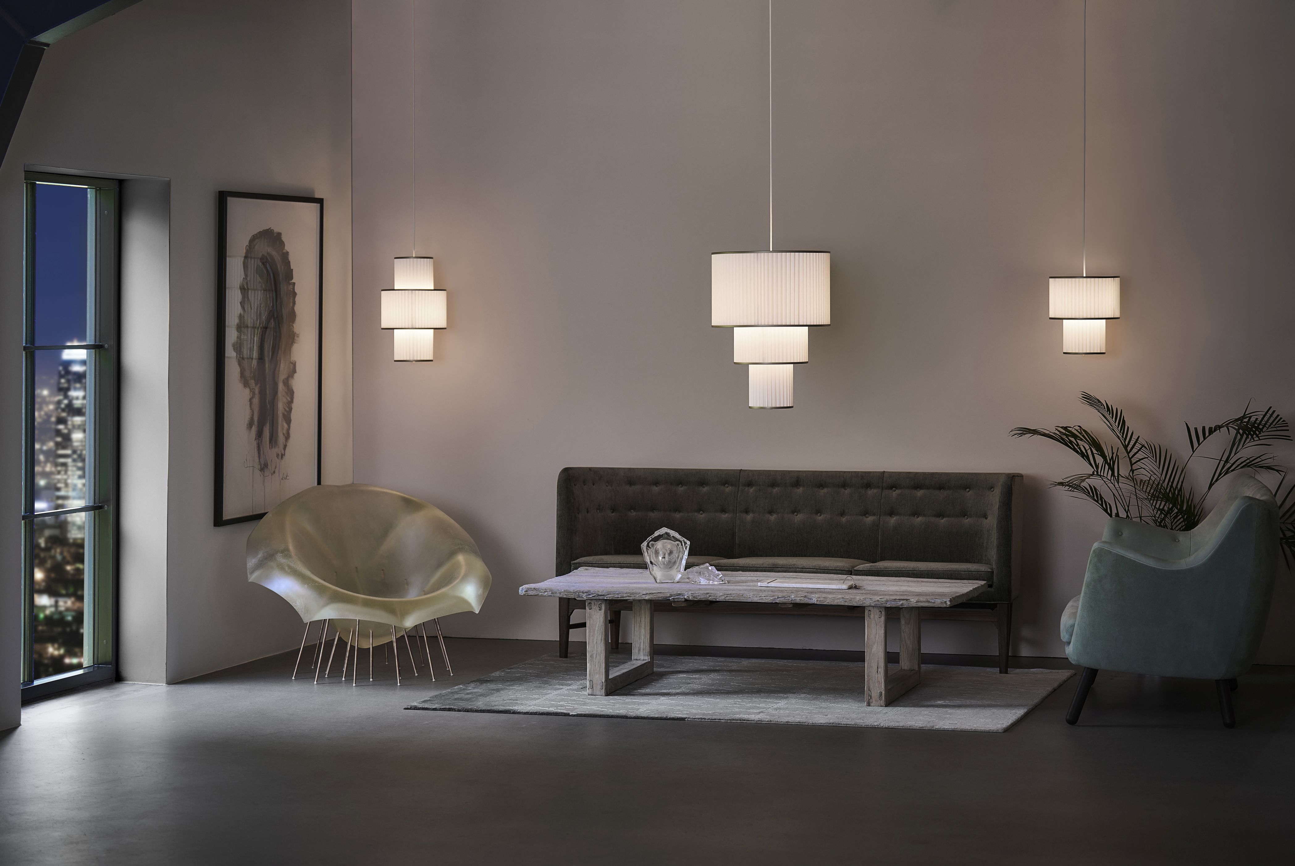 Plivello Pendelleuchte von Le Klint: Elegante, dreistufige Hängelampe mit plissiertem Schirm im Wohnraum.