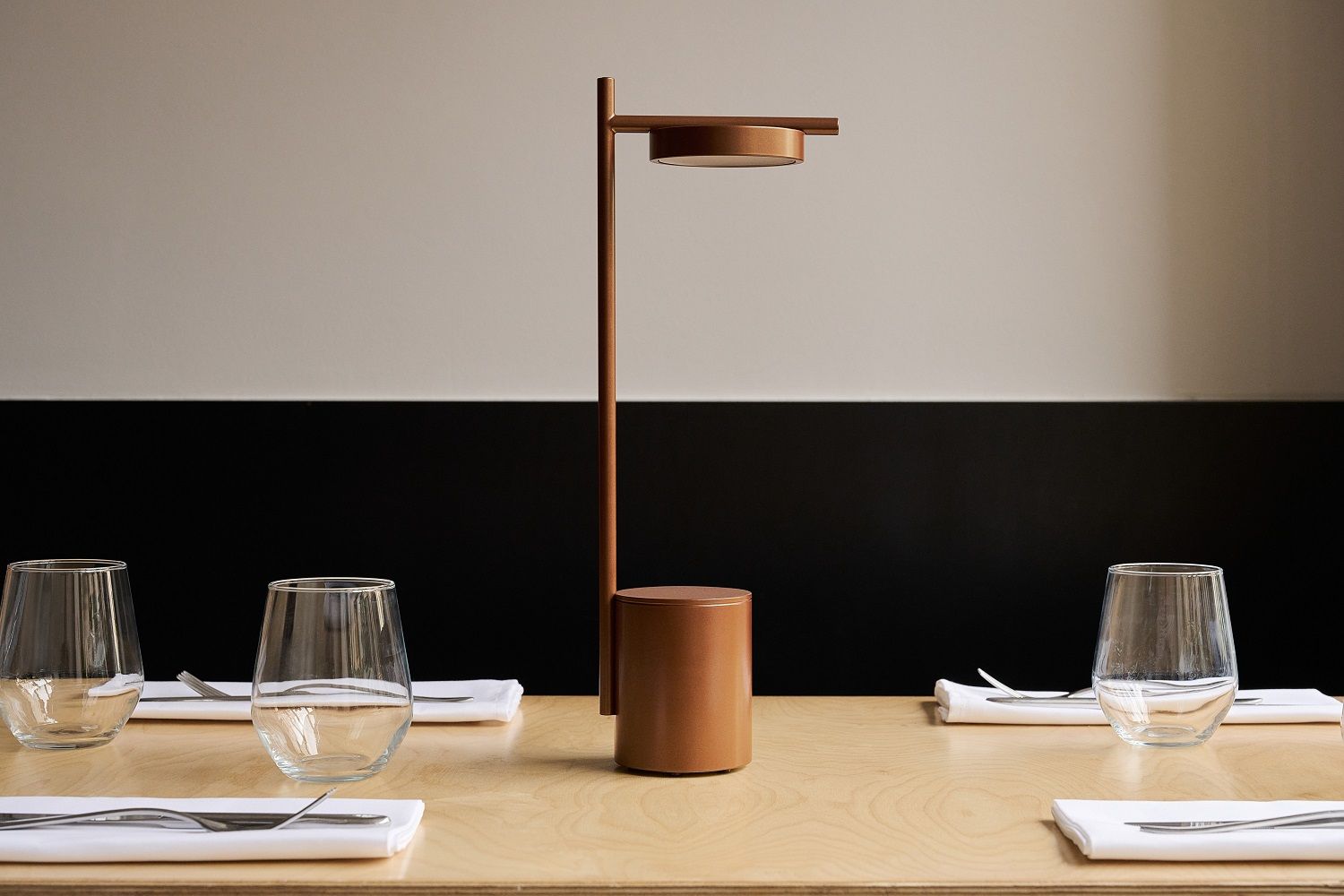 Igram Portable Table Lamp Shape I in Bronze auf gedecktem Tisch.