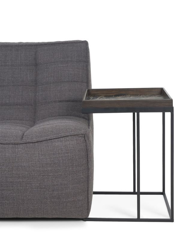 Quadratischer Ethnicraft Couchtisch aus Holz und Metall neben einem grauen Sofa. Moderner Beistelltisch für Wohnzimmer.