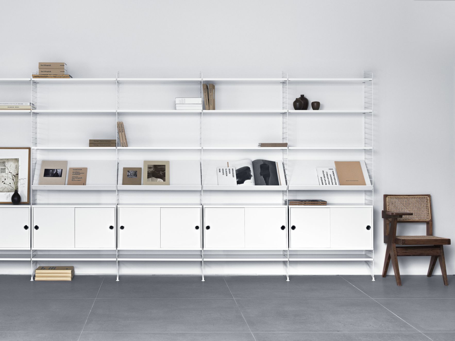 Weißes String Regalsystem für Wohnzimmer, G String Furniture, mit Schränken und Regalböden.