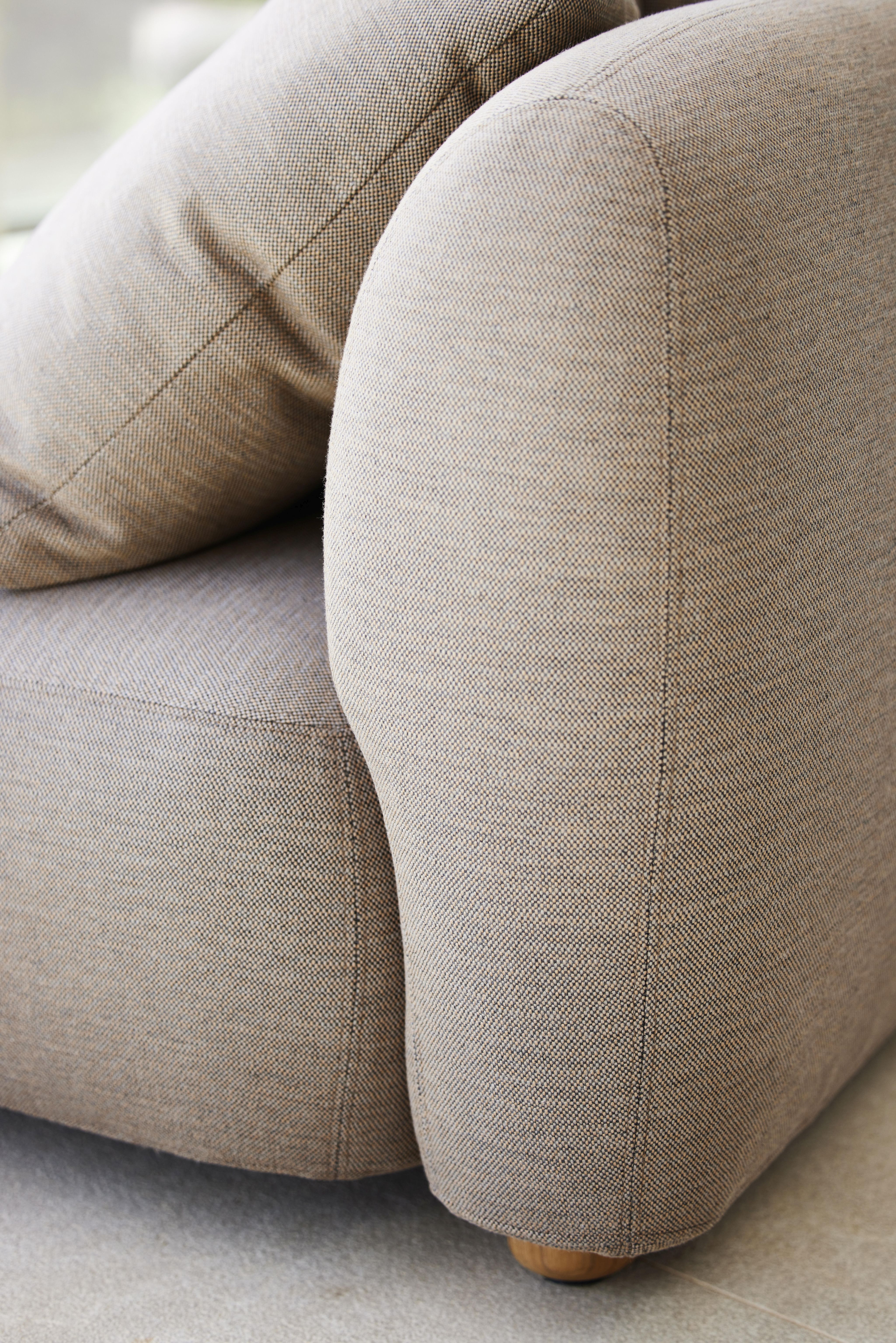 Detailaufnahme des Cane-Line Capture Outdoor Sofa Moduls in Beige mit Kissen. Gartenmöbel für Terrasse.