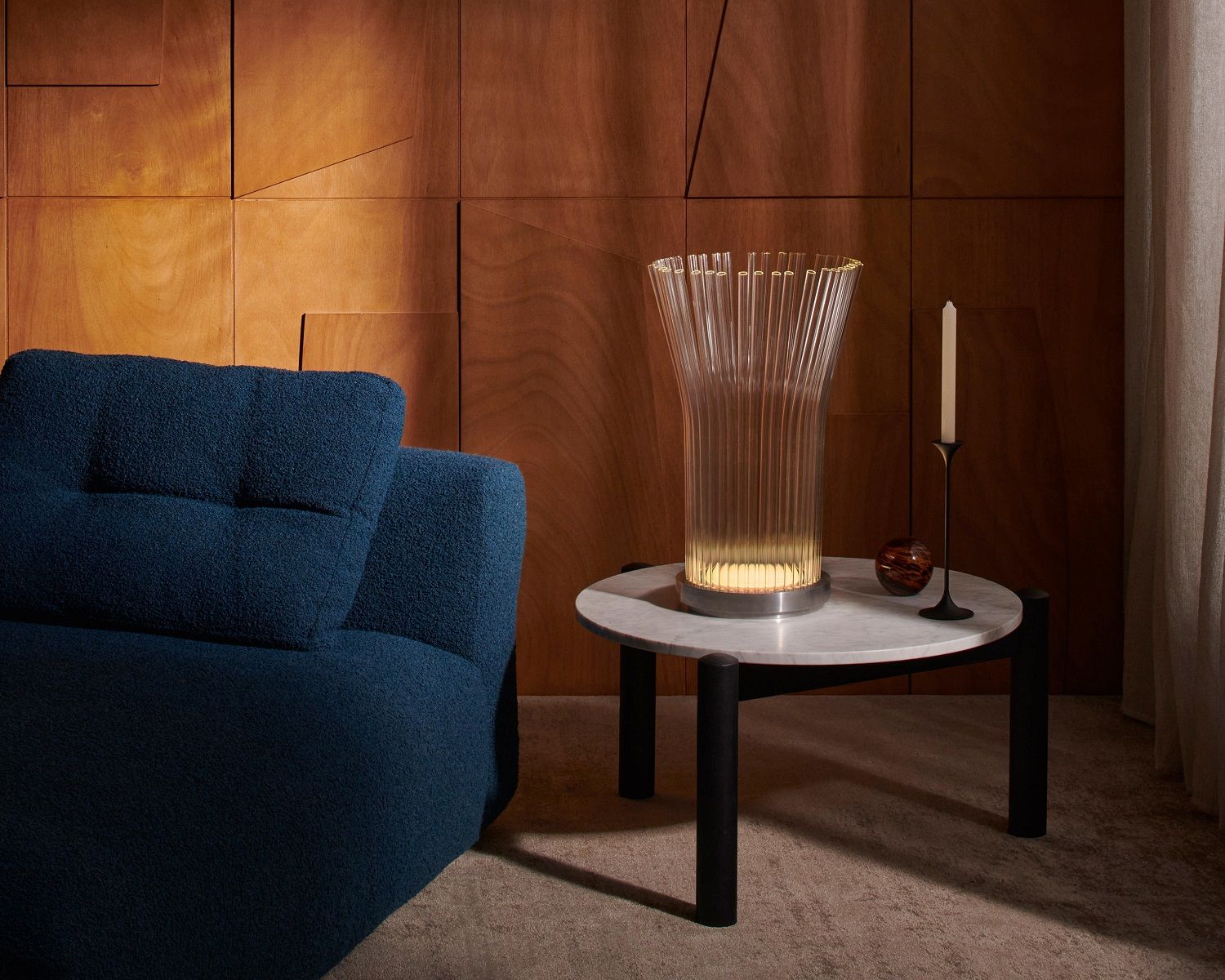 Fluxus-E Tischleuchte von Cassina: Elegante Lampe aus Borosilikatglas mit warmem Lichtschein auf Marmortisch.