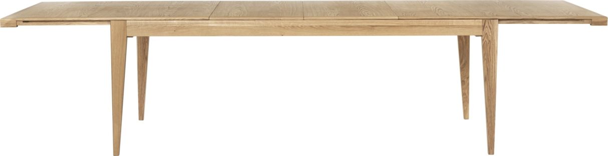 Ausgezogener S-Table Esstisch von Gubi aus hellem Holz mit schlichten, konischen Beinen.