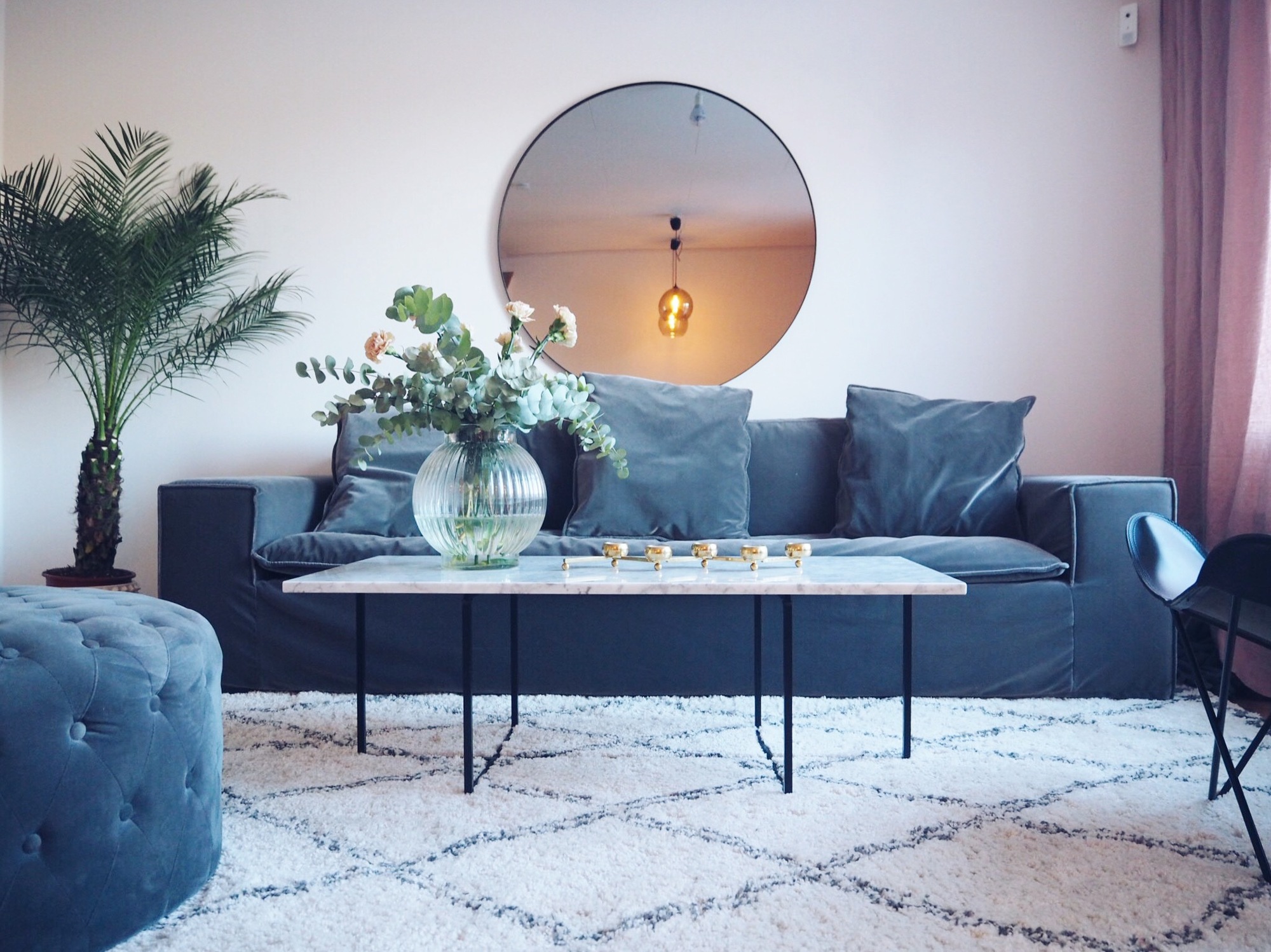 Wohnzimmer mit Ninety Couchtisch aus Marmor von Ox Denmarq, graues Sofa und Teppich.