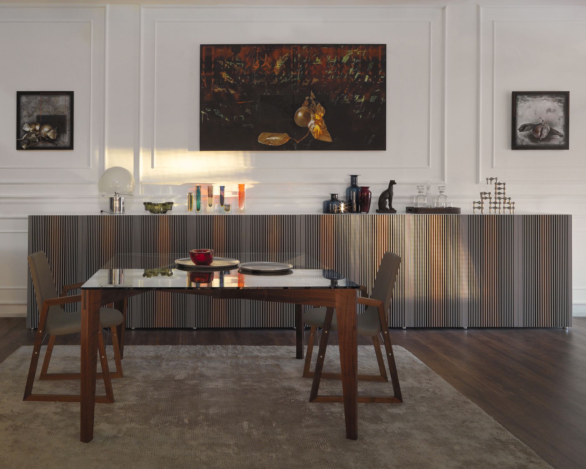 Carlos Anrichte von Casamania Horm im Esszimmer mit Tisch, Stühlen und Dekoration.