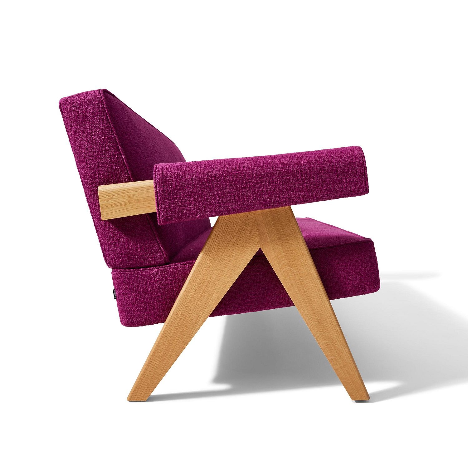 Capitol Complex Sofa von Cassina, seitliche Ansicht. Design Sofa mit lila Stoffbezug und Holzgestell.