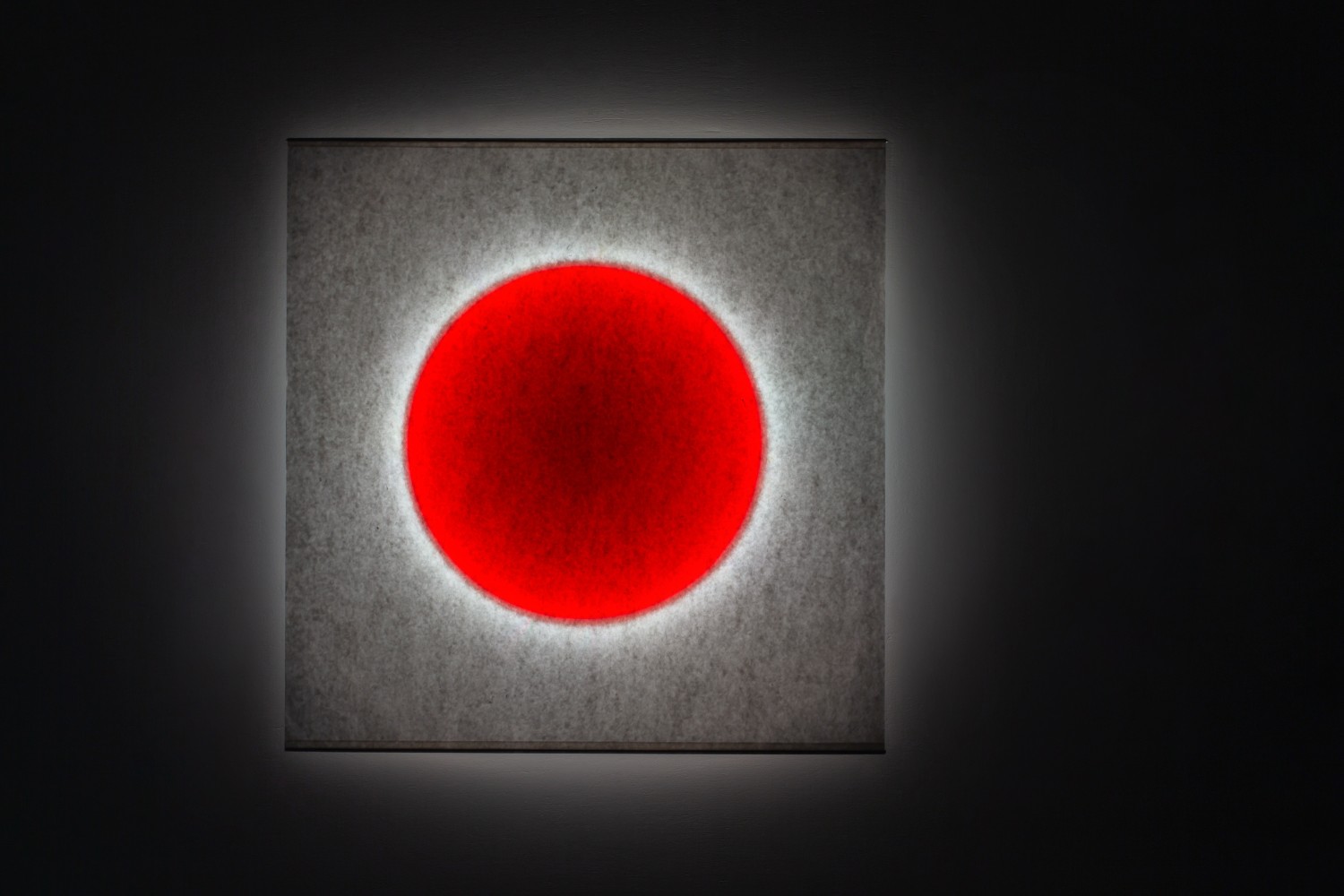 Moodmoon Wandleuchte: Quadratische Designerlampe mit rotem Kreis und indirekter Beleuchtung für stimmungsvolles Licht.