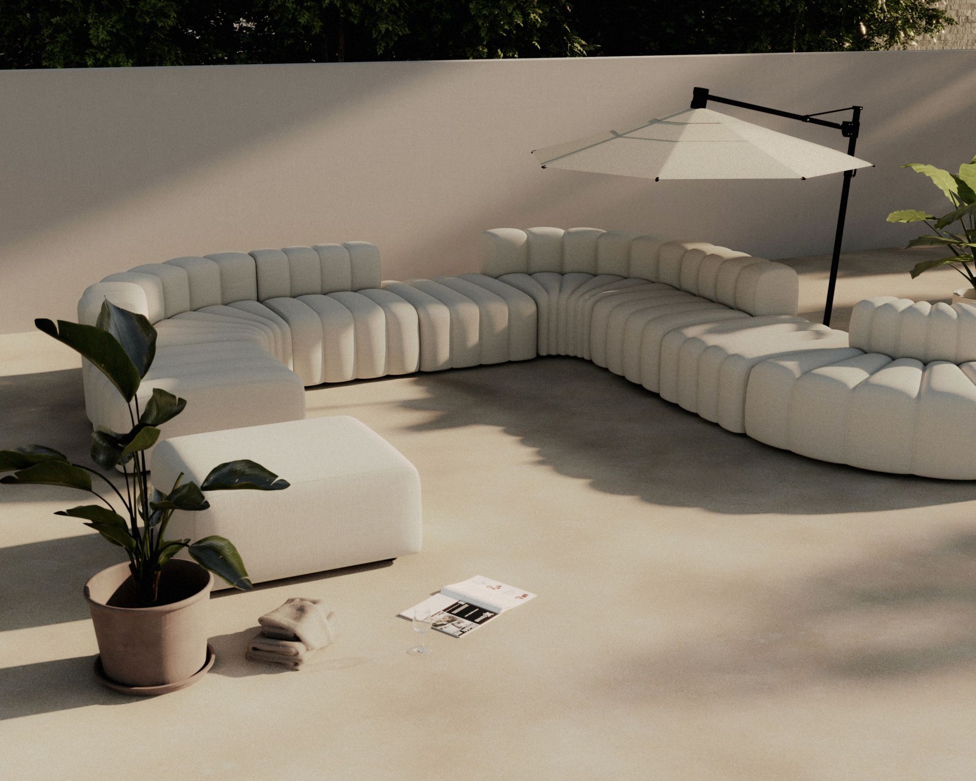 Beige modulare Outdoor-Lounge mit Sonnenschirm und Pflanzen für Garten oder Terrasse. Bequeme Gartenmöbel mit Ottoman.