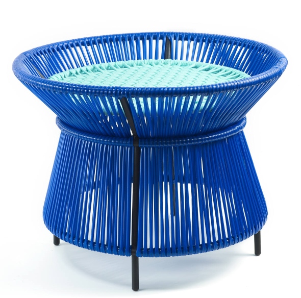 Blauer Caribe Basket Table von ames, ein moderner Outdoor Tisch mit geflochtener Oberfläche.