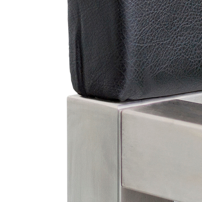 Detailaufnahme: Hans Hansen Pure Bett, Edelstahlrahmen mit schwarzem Polsterkopfteil. Modernes Schlafzimmer Design.