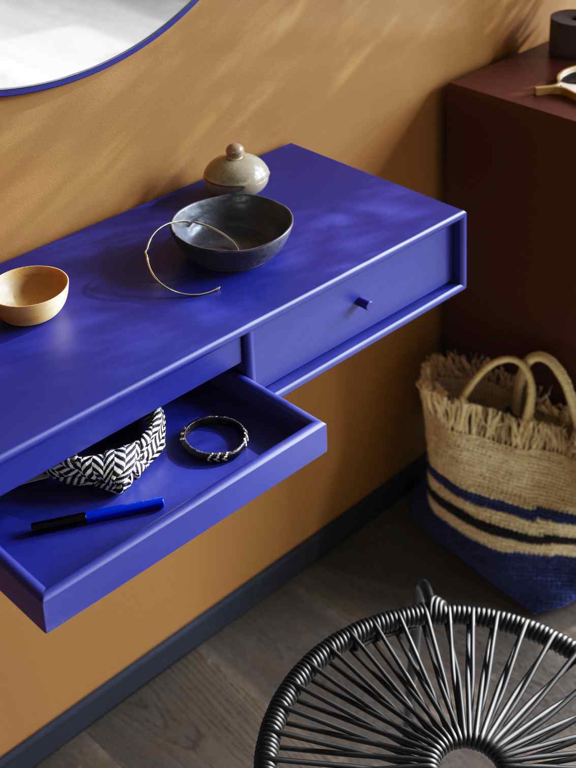 Detailaufnahme des blauen Montana Graphic Wandspiegels mit Ablage und geöffneter Schublade, Wohnaccessoires.