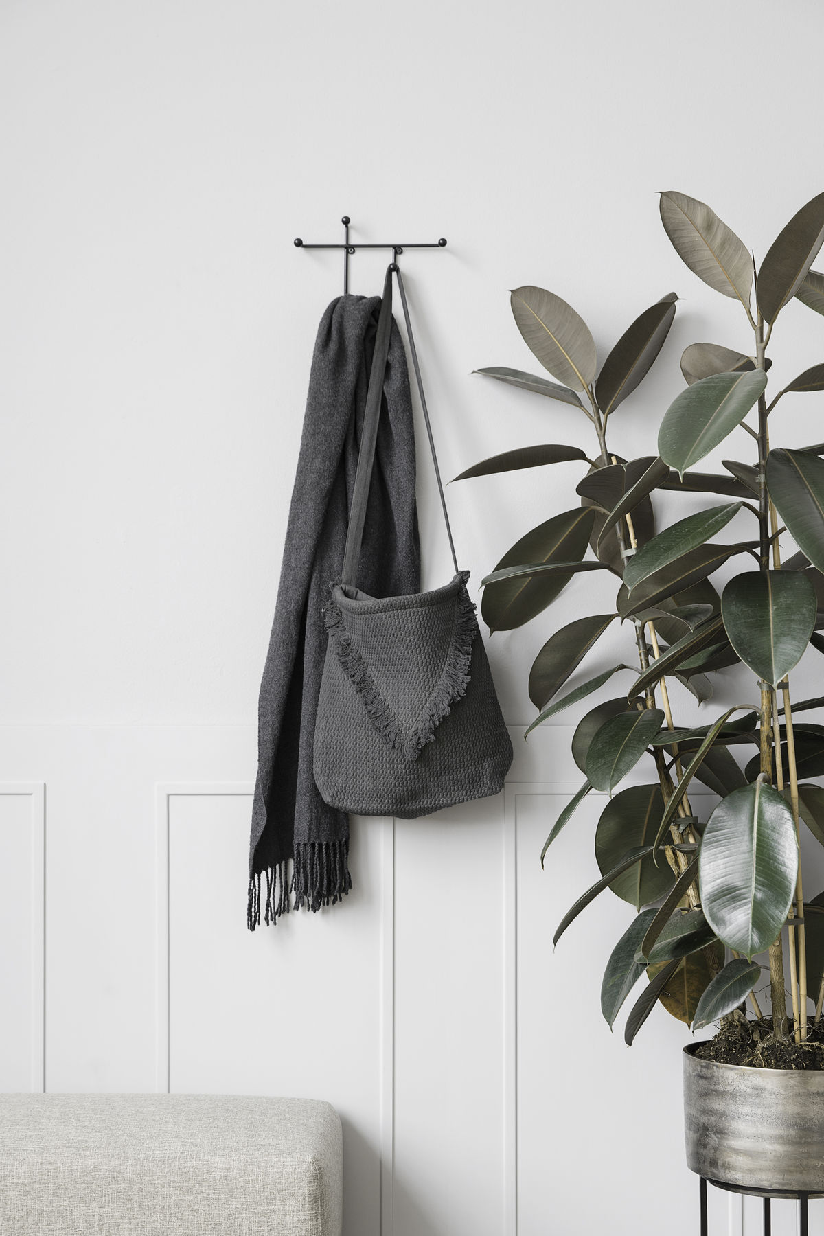 Prea Wandhaken mit Schal und Tasche, moderne Garderobe von House Doctor, minimalistisches Design.