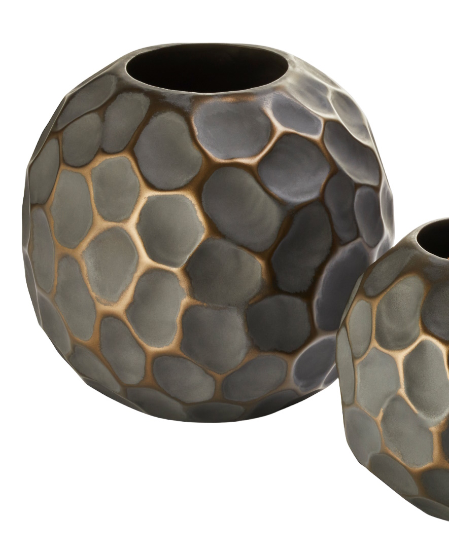 Peru Vase von Philippi: Runde, graue Dekovase mit goldfarbenen Akzenten und organischer, strukturierter Oberfläche.