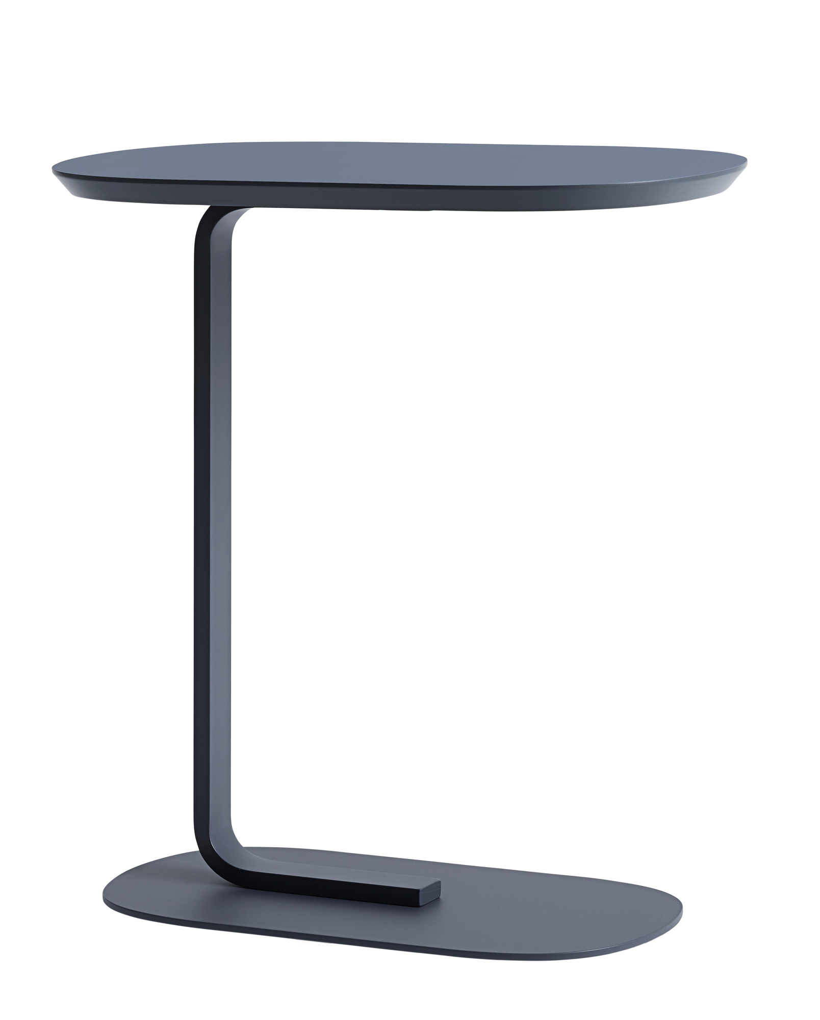 Schwarzer Relate Side Table von Muuto: Moderner Beistelltisch mit ovaler Tischplatte und Fuß.