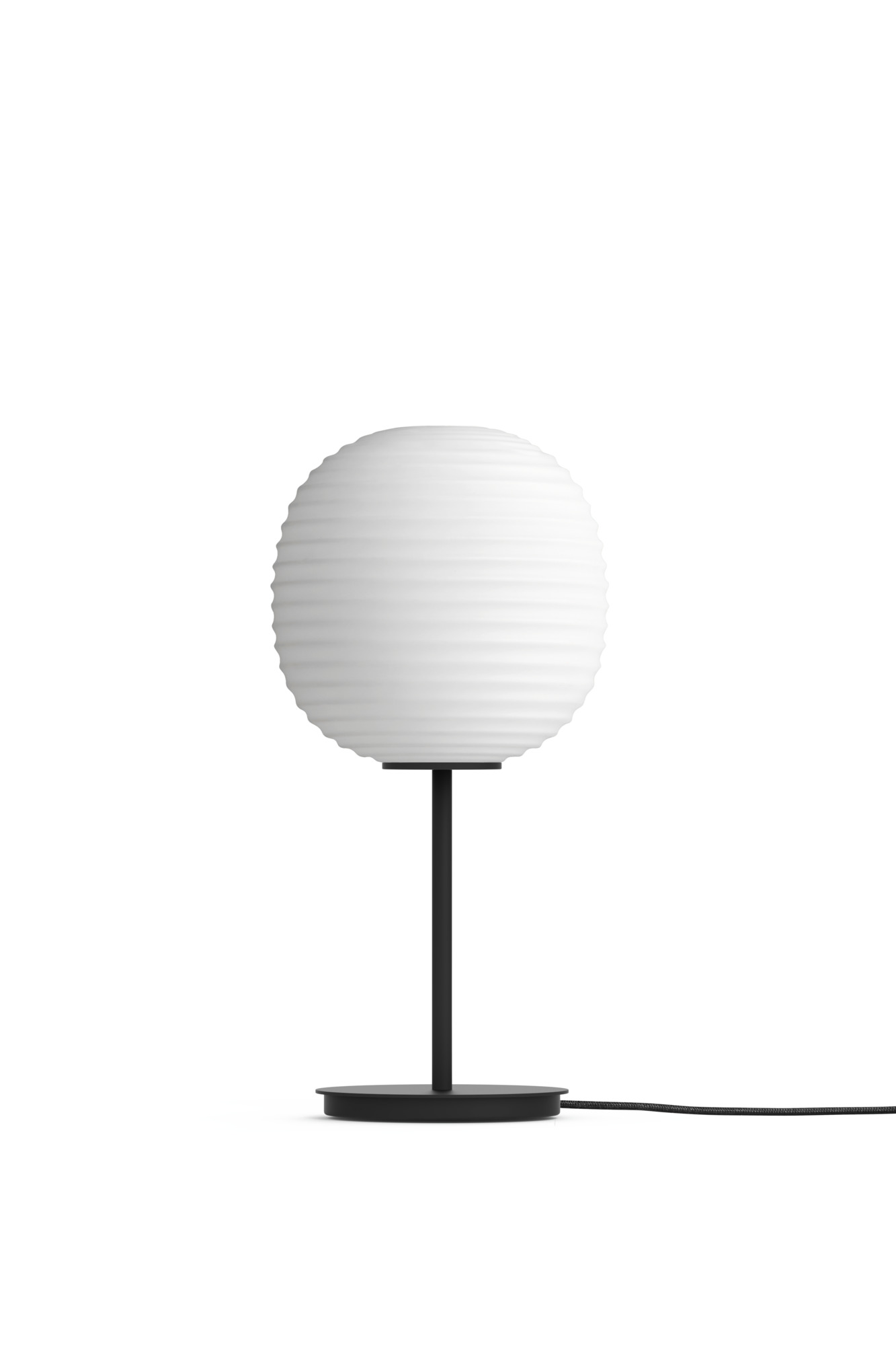 Weiße New Works Lantern Tischleuchte Klein mit geripptem Lampenschirm und schwarzem Fuß.
